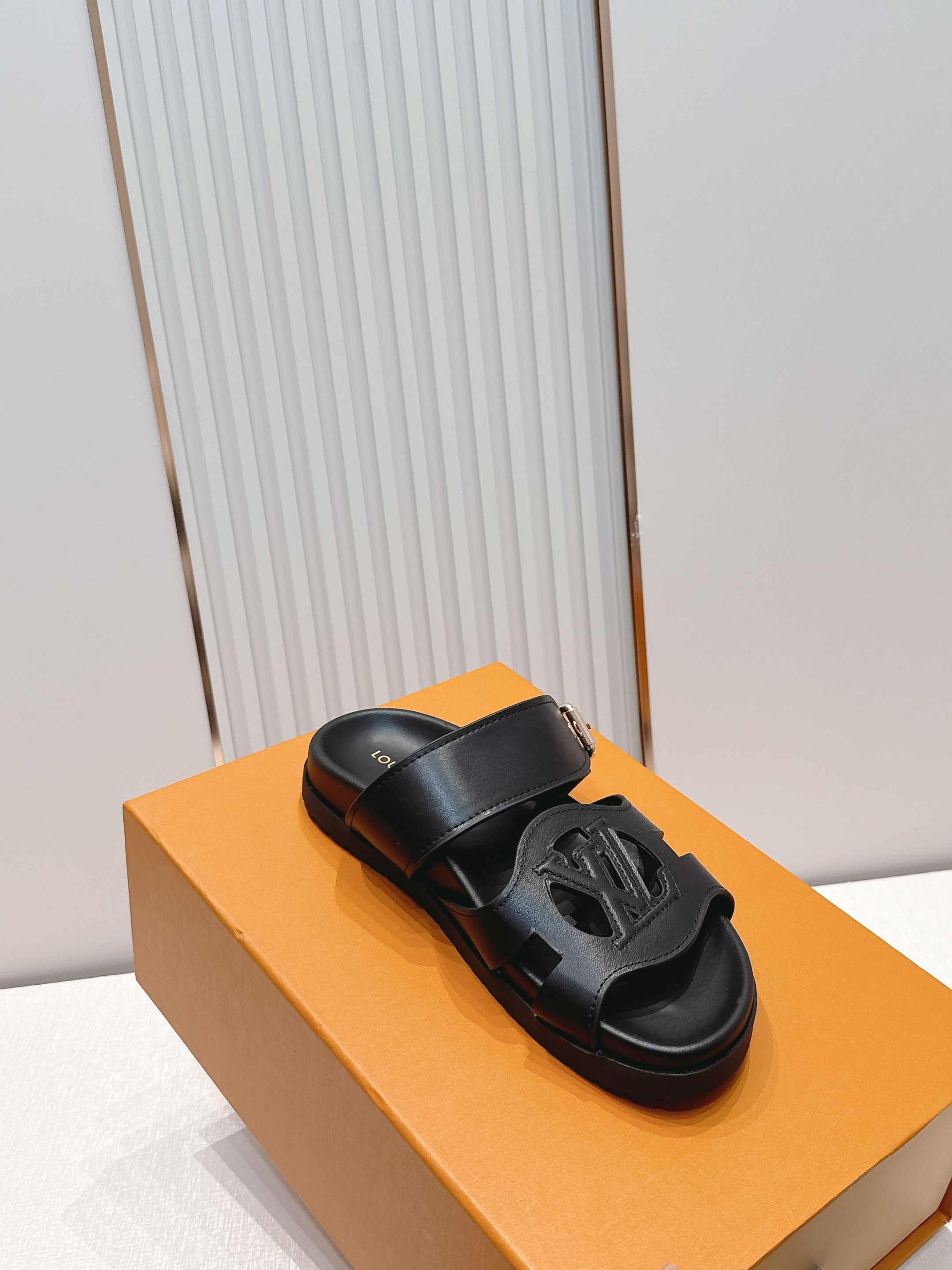 Louis Vuitton LV Isola凉鞋 搭配 LV标志 简约又有辨识度 可调节金属扣带 穿脱方便 适合不同脚型