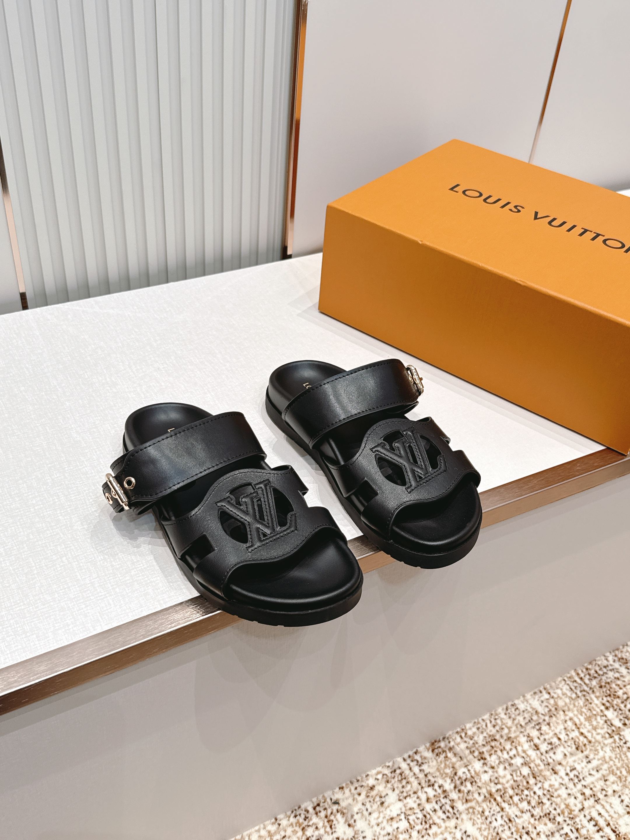 Louis Vuitton LV Isola凉鞋 搭配 LV标志 简约又有辨识度 可调节金属扣带 穿脱方便 适合不同脚型