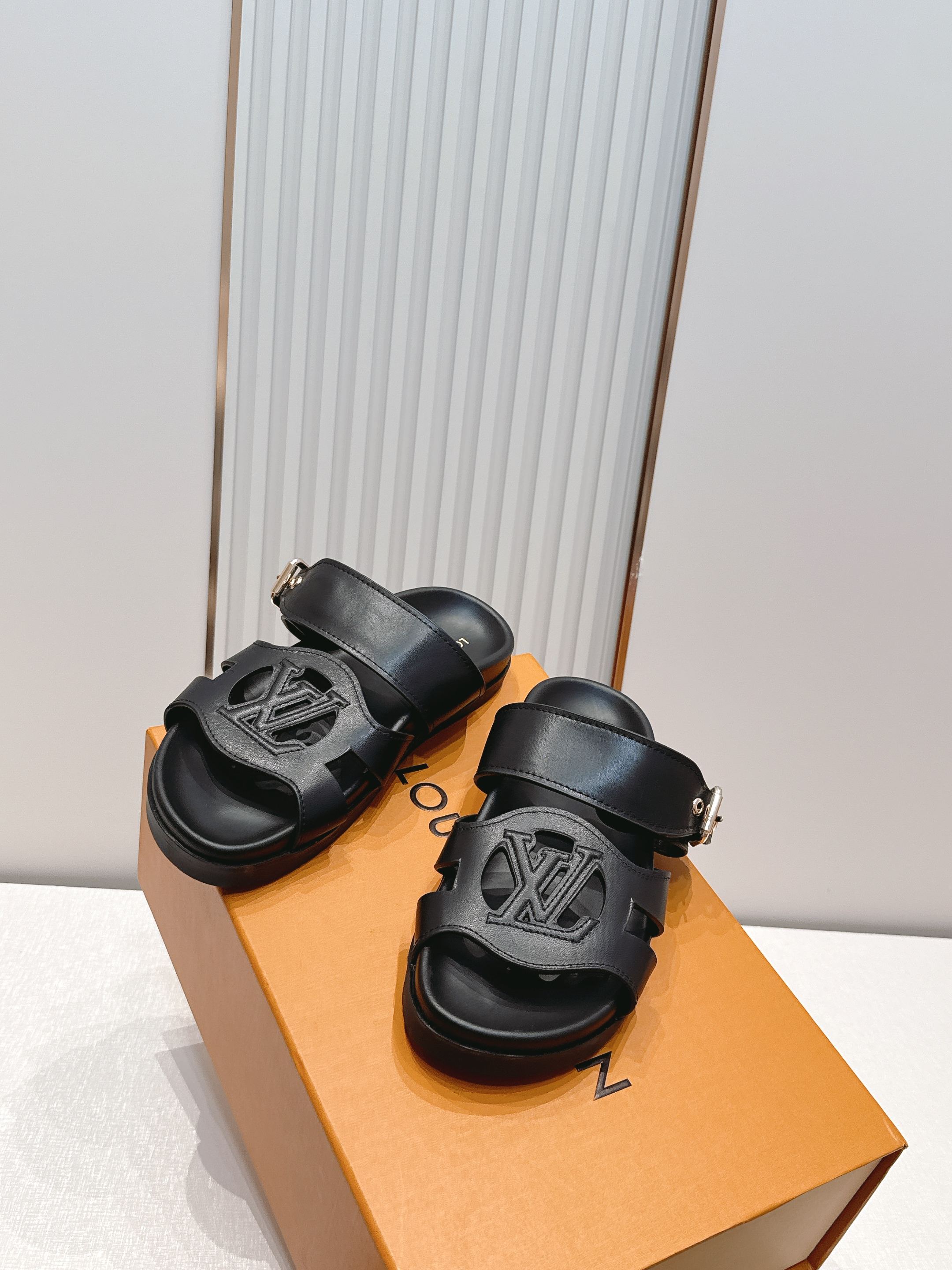 Louis Vuitton LV Isola凉鞋 搭配 LV标志 简约又有辨识度 可调节金属扣带 穿脱方便 适合不同脚型