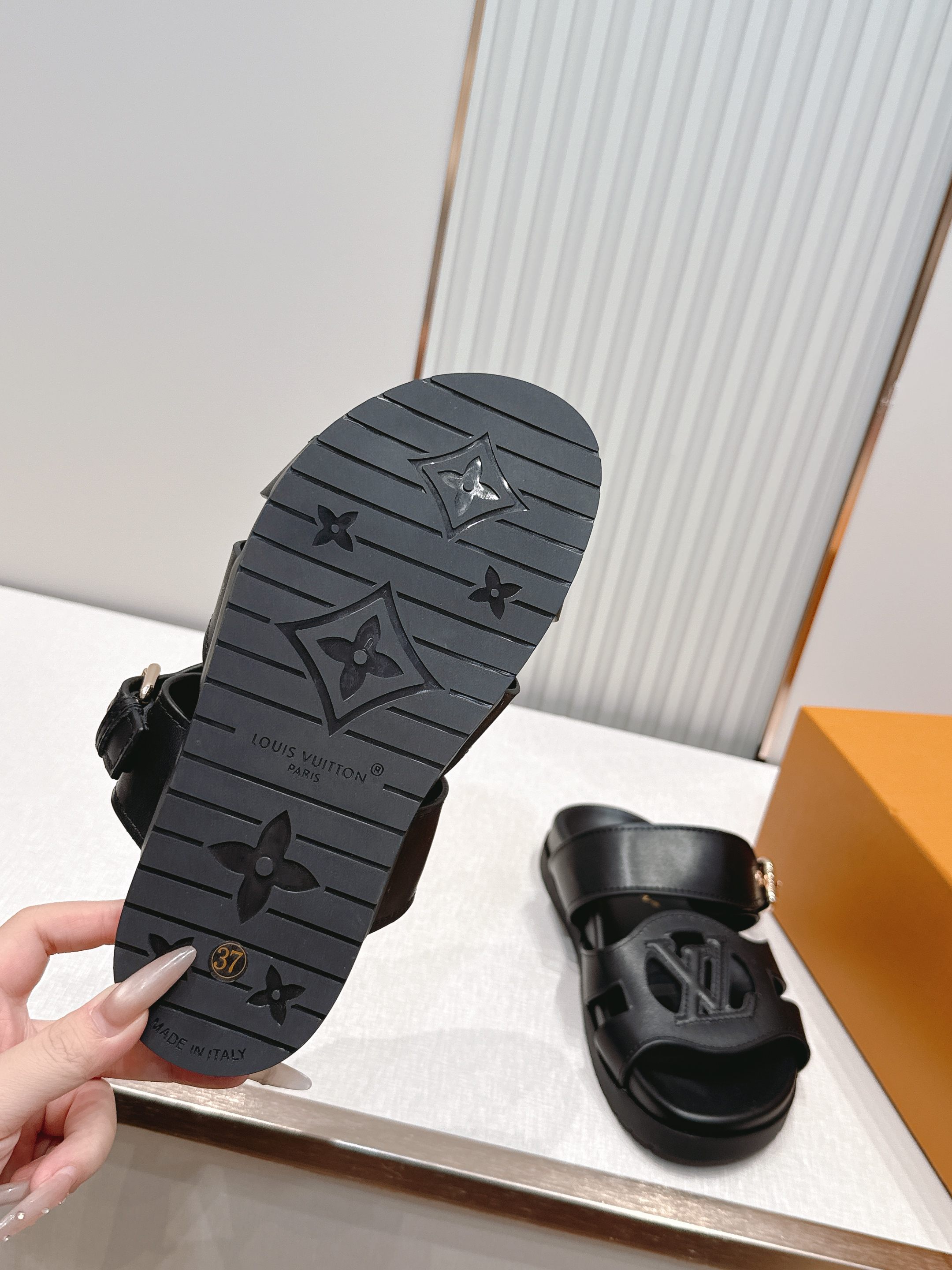 Louis vuitt..ss26 new arrival～拖鞋LV Isola凉鞋，搭配经典LV标志，