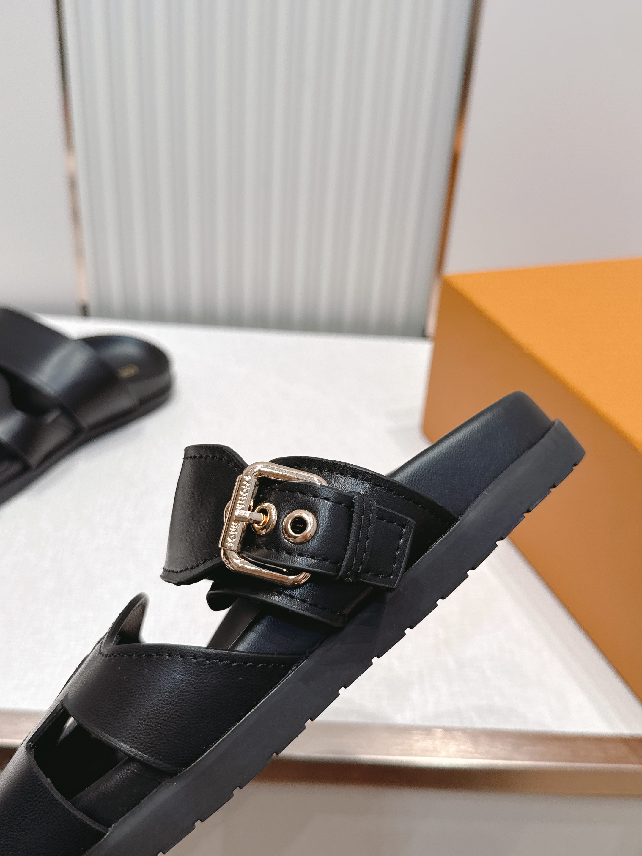 Louis Vuitton LV Isola凉鞋 搭配 LV标志 简约又有辨识度 可调节金属扣带 穿脱方便 适合不同脚型
