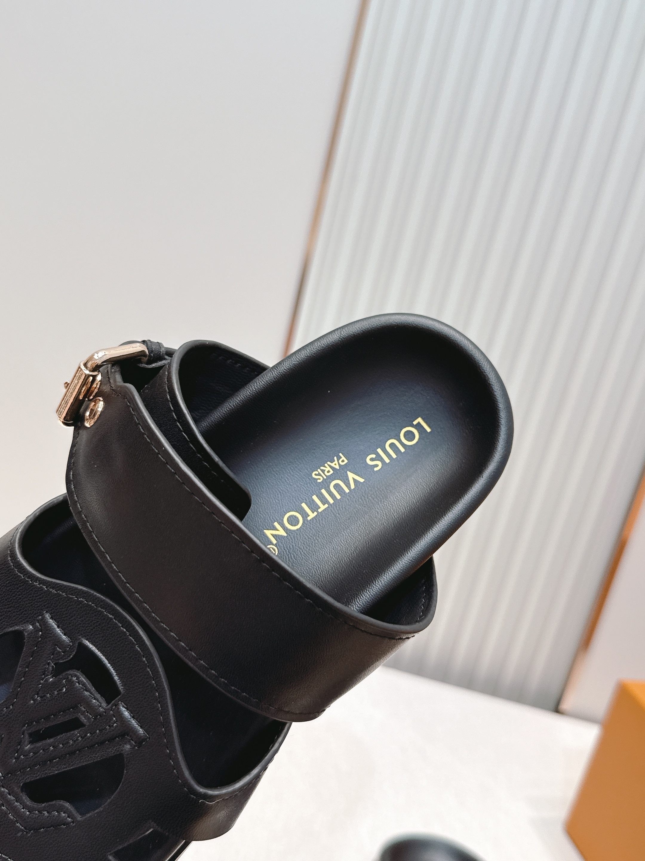 Louis vuitt..ss26 new arrival～拖鞋LV Isola凉鞋，搭配经典LV标志，