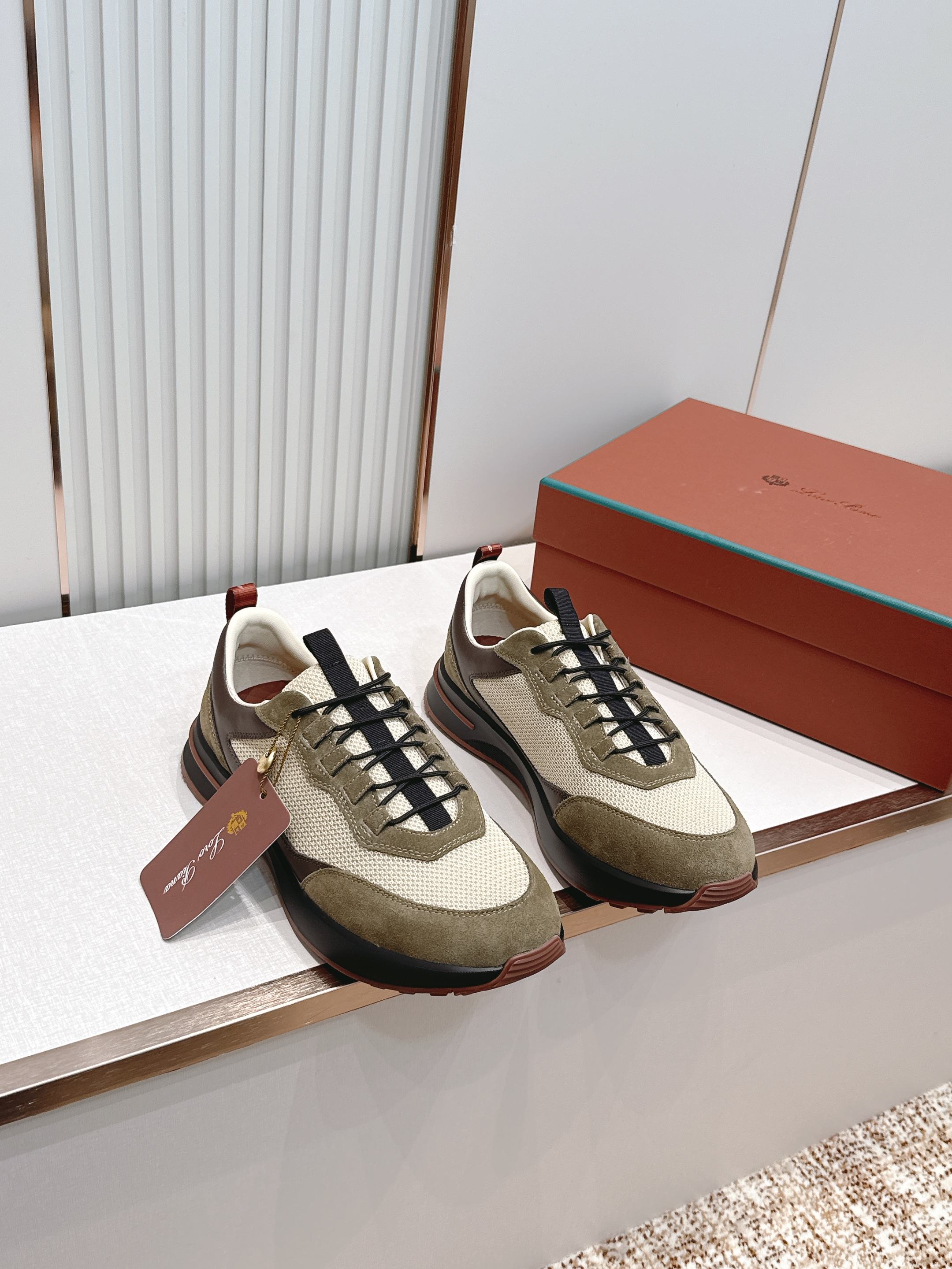 NO:819405,, LP's new product Loro Piana Cairn Walk Couple's Sports Shoes. These urban-style sneakers fit comfortably on the feet. The breathable mesh + cowhide suede panels add a refined texture to the fashionable appearance, and the soft padding conforms to every contour, making it an ideal companion for urban adventures or weekend leisure outings. The light and soft soles are designed with complex and fine sculptural textures for excellent performance.  Size# Men's code 39-44 (45.46 customization is not returnable), casual shoes/sports shoes, loro piana, loro piana, sneakers, cowhide19860909,LP 家新品Loro Piana 诺悠 翩雅Cairn Walk 情侣款运动鞋老爹鞋  这款灵感源自都市风格的运动鞋舒适贴合脚部. 透气网+牛皮绒面饰片为时尚外形平添精致质感,柔软的衬垫贴合每一道轮廓,使其成为都市冒险或周末休闲出游的理想伴侣. 轻盈柔软的鞋底采用繁复精细的雕刻纹理设计,性能出色 Size#男码39-44（45.46定制不退换）,休闲鞋/运动鞋,loro piana,loro piana,sneakers,cowhide,Women's Shoes