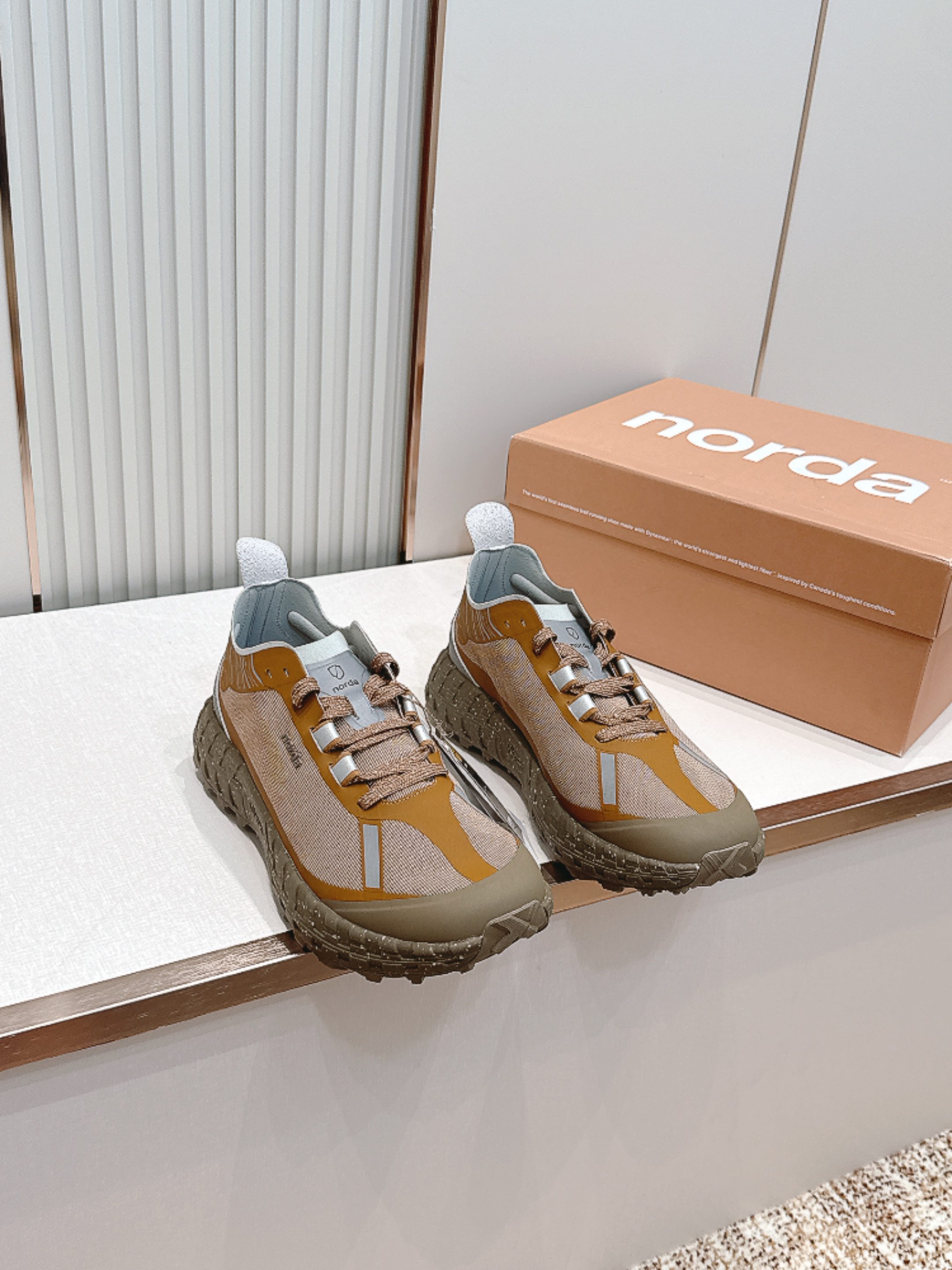NO:814696,Out Couple model ZEGNA x norda Zegna joint model outdoor cross-country running shoes casual sports shoes Zegna x norda 001 technical fabric sports shoes combine elegant Italian style and precision running shoe technology, and are committed to achieving high performance through design. The upper of this running shoe is made of Dyneema material, with a lightweight Vibram sole. It is decorated with reflective details and is embellished with the logos of the two brands, making the overall look unique.  Original fabric, custom-made technical breathable mesh, original custom-made breathable mesh lining, original molded anti-slip foam sole, sole thickness 4CM Size: couple 36-45, casual shoes/sports shoes, zegna, sneakers19860909出 情侣款 ZEGNA x norda杰尼亚 联名款 户外 越野 跑步鞋 休闲 运动鞋 杰尼亚 x norda 001 科技面料运动鞋融汇优雅意式风格与精密跑鞋技术,致力以设计实现高性能.这款跑鞋的鞋面采用 Dyneema 材质制作而成,搭配质感轻盈的 Vibram 鞋底.饰以反光细节,缀饰两个品牌的标识,令整体造型别具风范 面料原版定制科技透气网面 内里原版定制透气网里 鞋底原版开模防滑发泡材质 底厚4CM Size:情侣款36-45,休闲鞋/运动鞋,zegna,sneakers,Women's Shoes