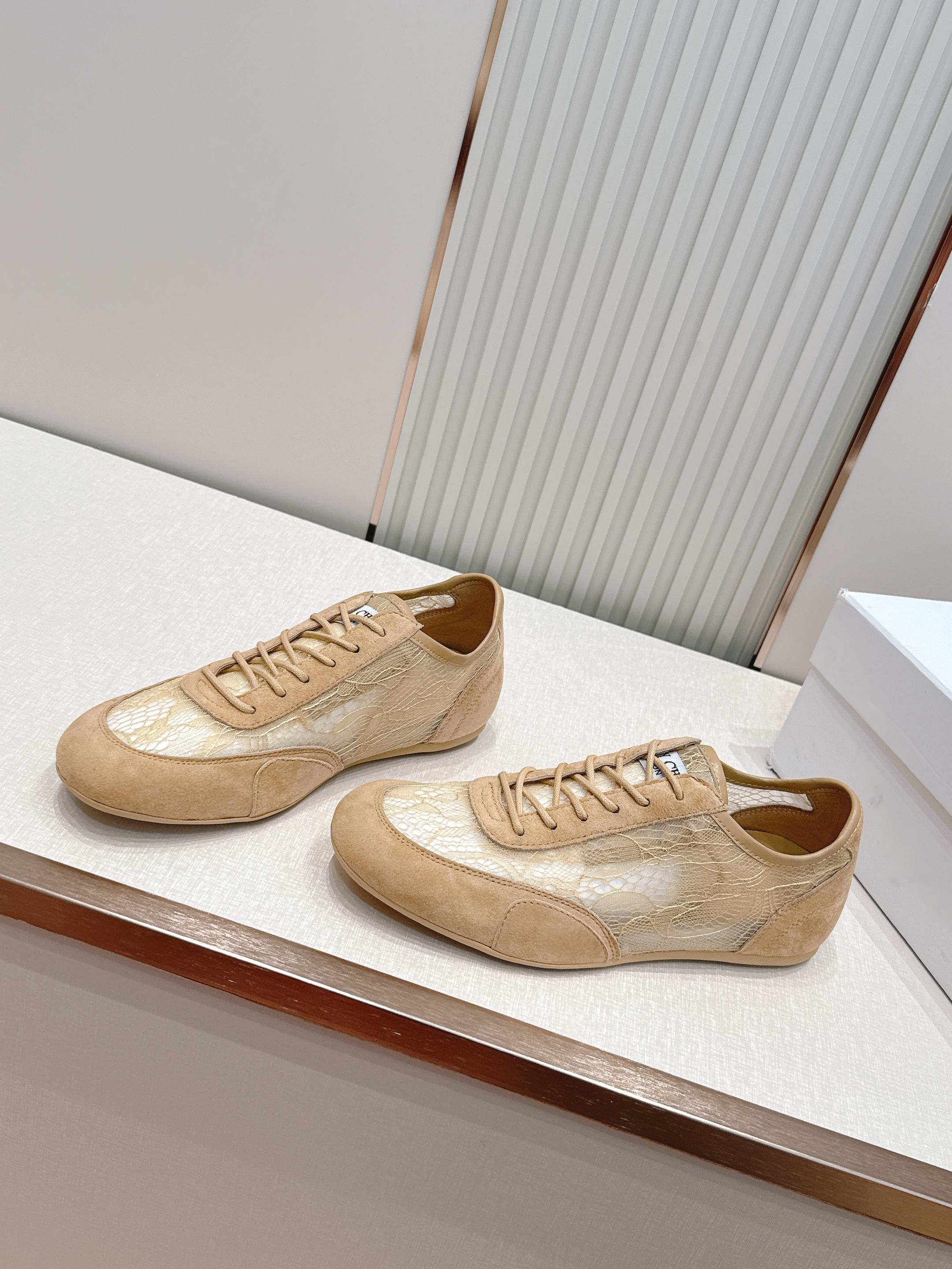 蕾丝拼皮面 JIMMY CHOO D周仰杰新款蕾丝面休闲运动鞋 值在線還超級舒適,不論是搭配牛仔褲走街頭 蕾丝拼皮面 JIMMY CHOO D周仰杰新款蕾丝面休闲运动鞋 值在線還超級舒適,不論是搭配牛仔褲走街頭