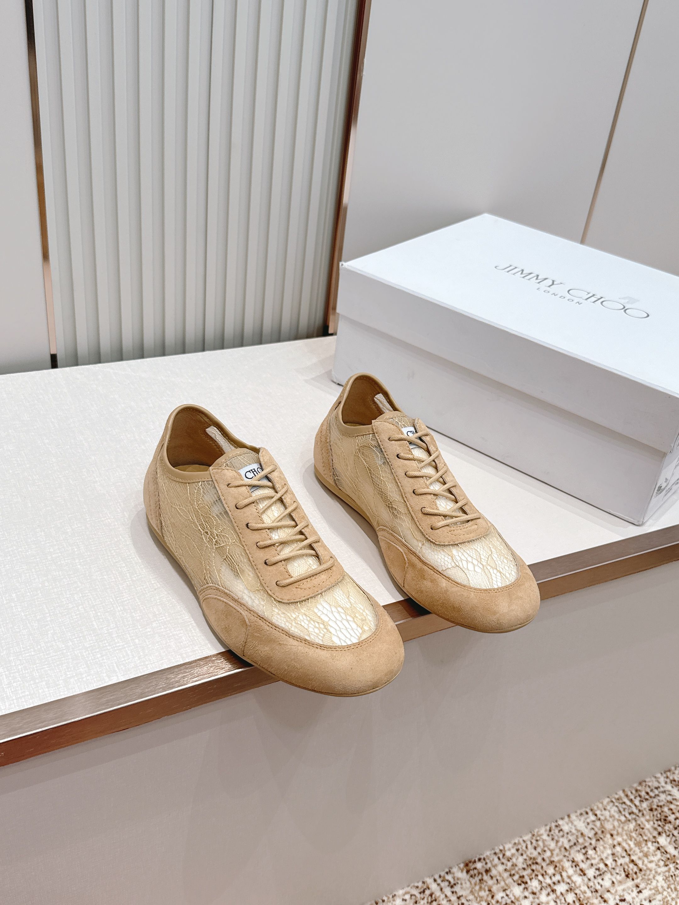 蕾丝拼皮面 JIMMY CHOO D周仰杰新款蕾丝面休闲运动鞋 值在線還超級舒適,不論是搭配牛仔褲走街頭 蕾丝拼皮面 JIMMY CHOO D周仰杰新款蕾丝面休闲运动鞋 值在線還超級舒適,不論是搭配牛仔褲走街頭