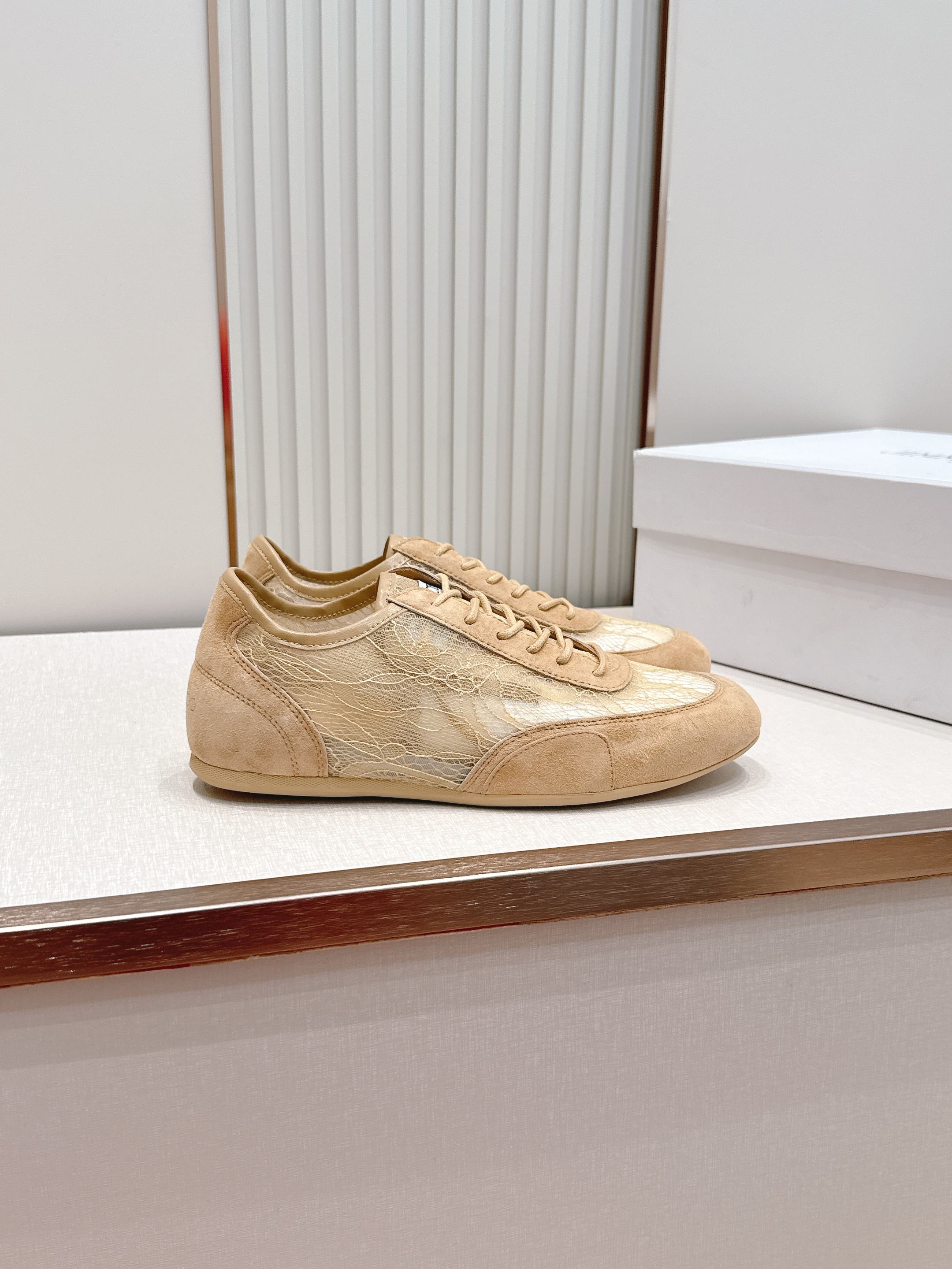 蕾丝拼皮面 JIMMY CHOO D周仰杰新款蕾丝面休闲运动鞋 值在線還超級舒適,不論是搭配牛仔褲走街頭 蕾丝拼皮面 JIMMY CHOO D周仰杰新款蕾丝面休闲运动鞋 值在線還超級舒適,不論是搭配牛仔褲走街頭