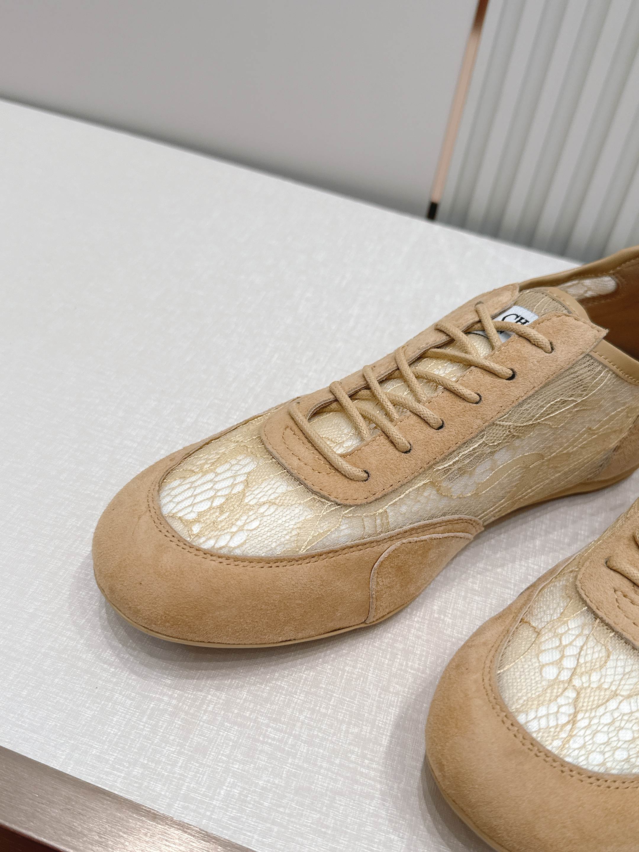 蕾丝拼皮面 JIMMY CHOO D周仰杰新款蕾丝面休闲运动鞋 值在線還超級舒適,不論是搭配牛仔褲走街頭 蕾丝拼皮面 JIMMY CHOO D周仰杰新款蕾丝面休闲运动鞋 值在線還超級舒適,不論是搭配牛仔褲走街頭