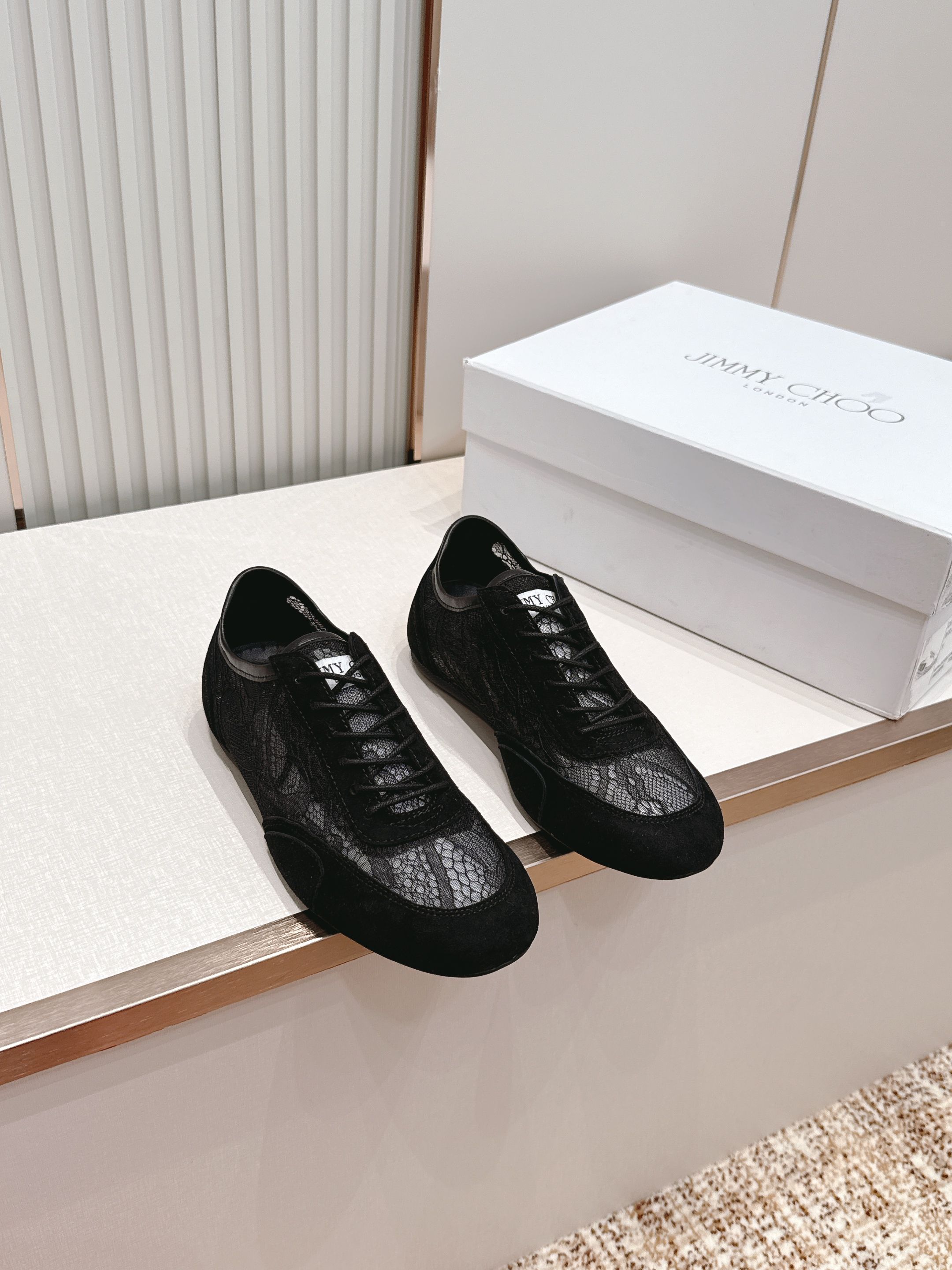 蕾丝拼皮面 JIMMY CHOO D周仰杰新款蕾丝面休闲运动鞋 值在線還超級舒適,不論是搭配牛仔褲走街頭 蕾丝拼皮面 JIMMY CHOO D周仰杰新款蕾丝面休闲运动鞋 值在線還超級舒適,不論是搭配牛仔褲走街頭