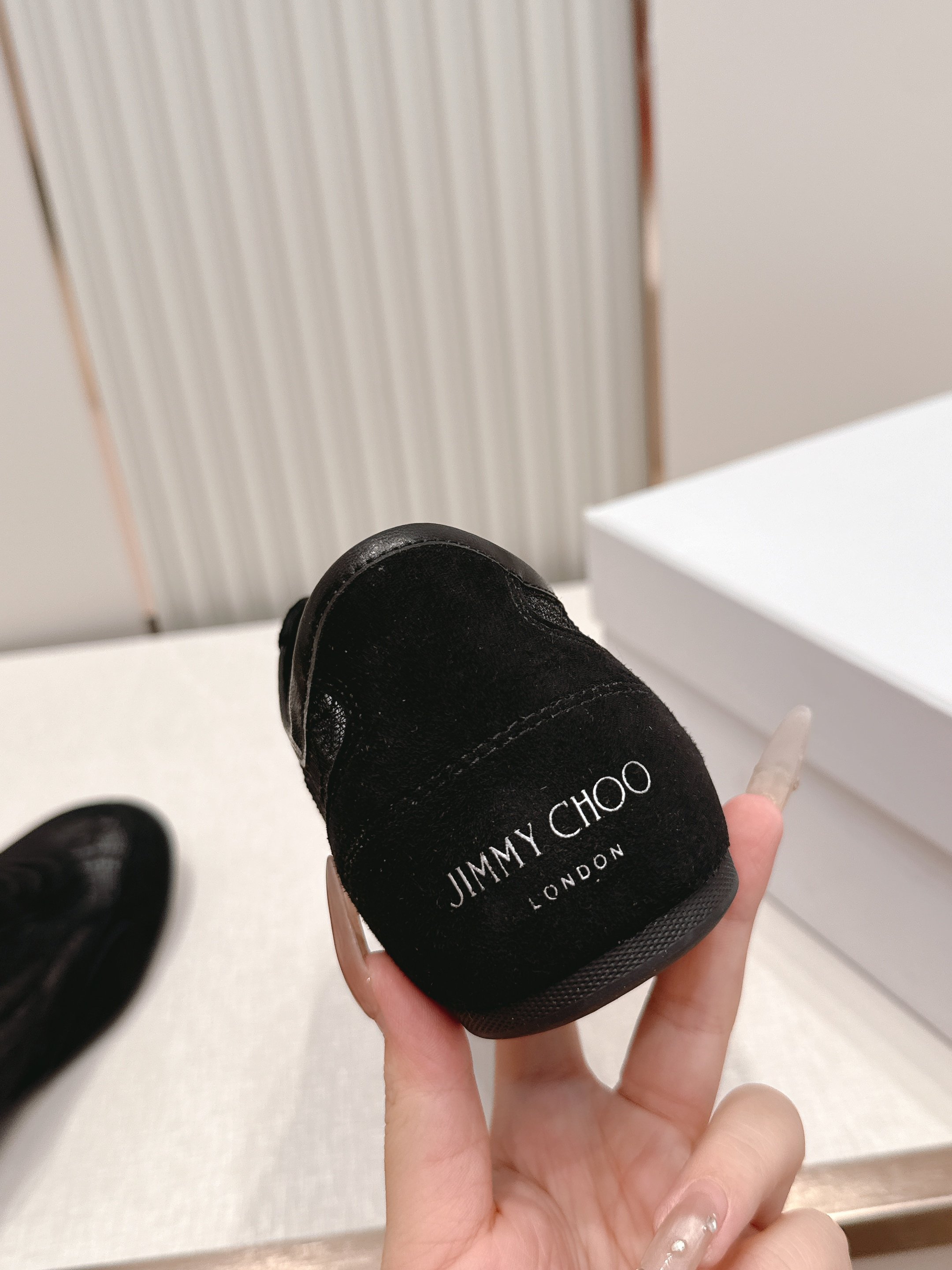 蕾丝拼皮面 JIMMY CHOO D周仰杰新款蕾丝面休闲运动鞋 值在線還超級舒適,不論是搭配牛仔褲走街頭 蕾丝拼皮面 JIMMY CHOO D周仰杰新款蕾丝面休闲运动鞋 值在線還超級舒適,不論是搭配牛仔褲走街頭