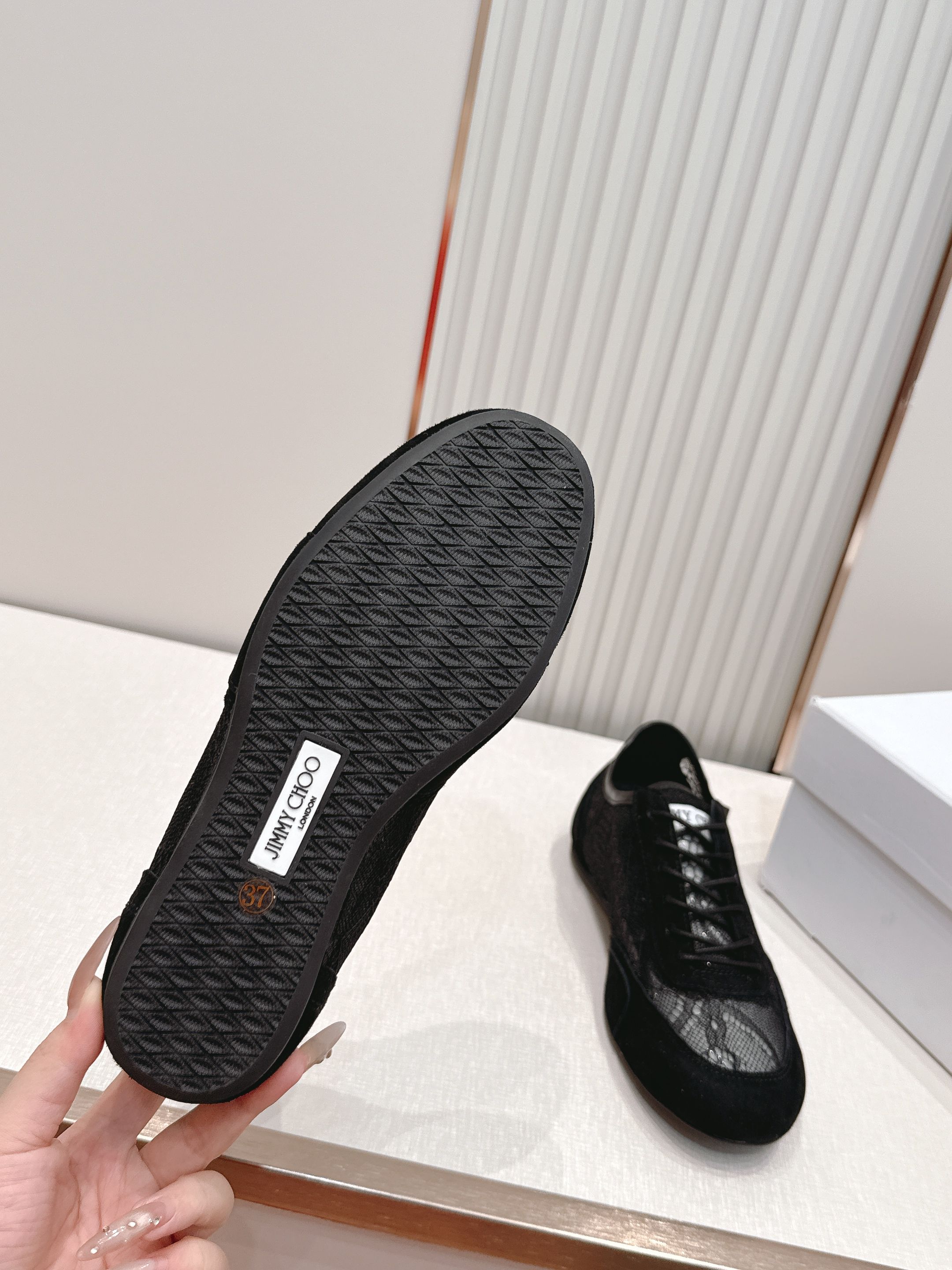 蕾丝拼皮面 JIMMY CHOO D周仰杰新款蕾丝面休闲运动鞋 值在線還超級舒適,不論是搭配牛仔褲走街頭 蕾丝拼皮面 JIMMY CHOO D周仰杰新款蕾丝面休闲运动鞋 值在線還超級舒適,不論是搭配牛仔褲走街頭