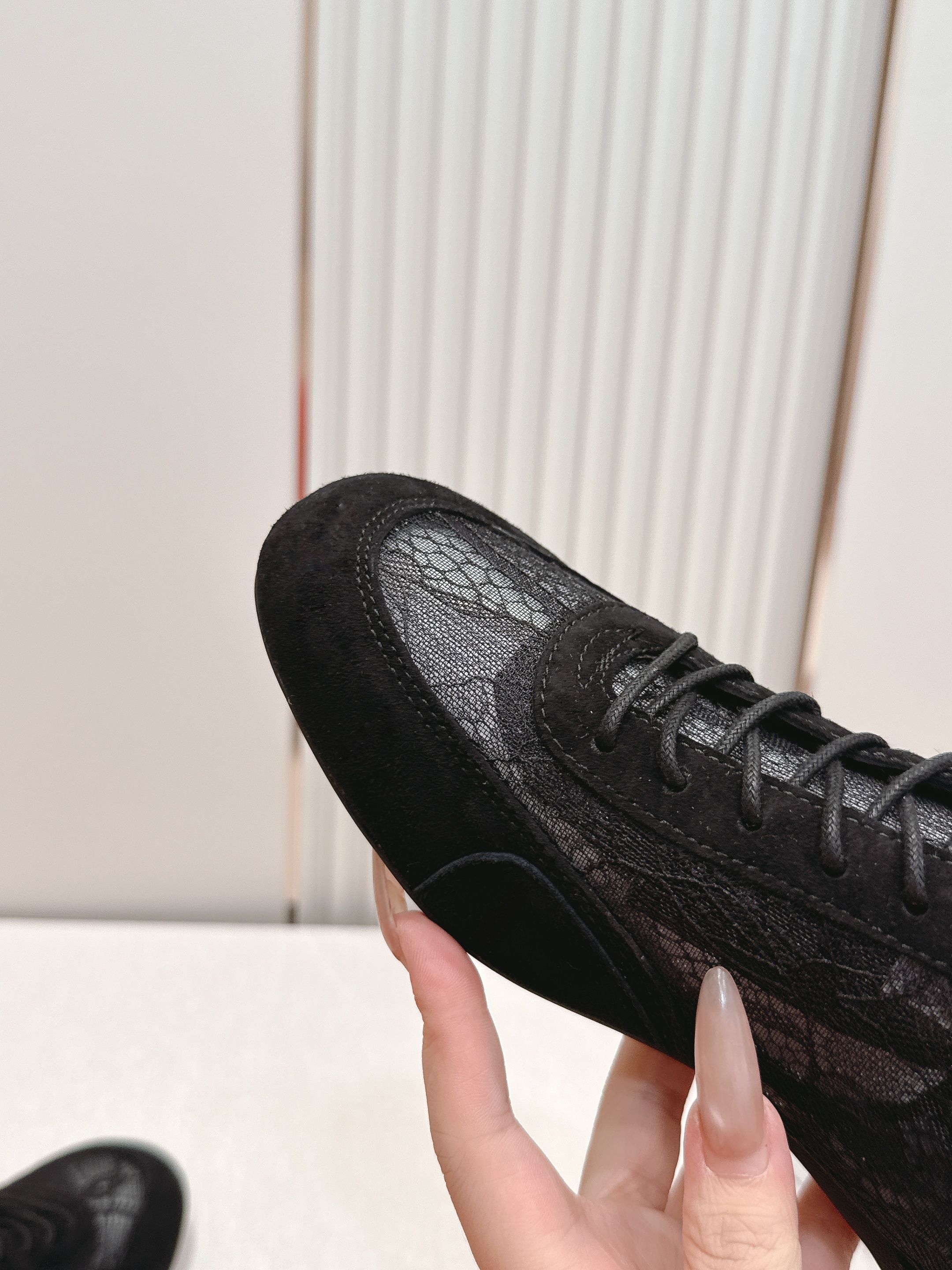 蕾丝拼皮面 JIMMY CHOO D周仰杰新款蕾丝面休闲运动鞋 值在線還超級舒適,不論是搭配牛仔褲走街頭 蕾丝拼皮面 JIMMY CHOO D周仰杰新款蕾丝面休闲运动鞋 值在線還超級舒適,不論是搭配牛仔褲走街頭