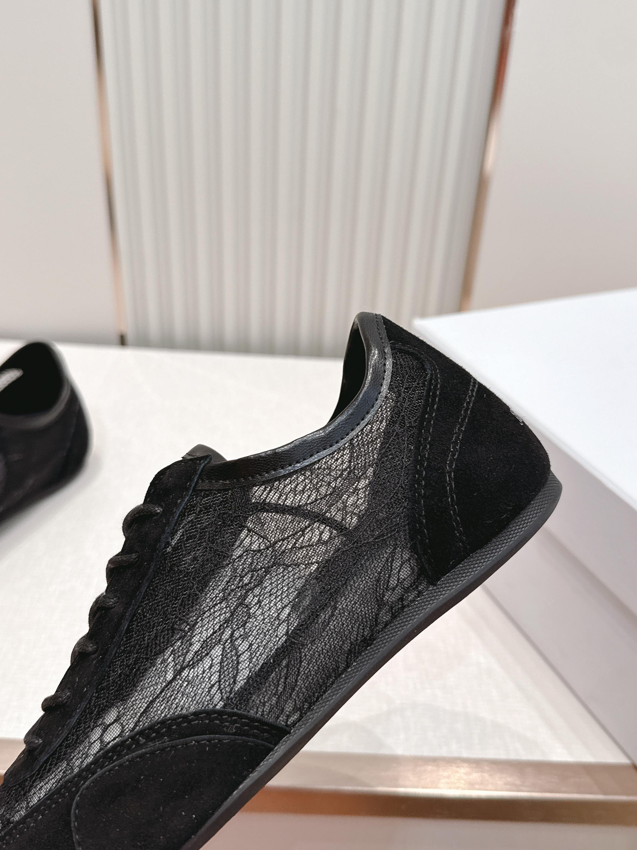蕾丝拼皮面 JIMMY CHOO D周仰杰新款蕾丝面休闲运动鞋 值在線還超級舒適,不論是搭配牛仔褲走街頭 蕾丝拼皮面 JIMMY CHOO D周仰杰新款蕾丝面休闲运动鞋 值在線還超級舒適,不論是搭配牛仔褲走街頭