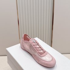 蕾丝拼皮面 JIMMY CHOO D周仰杰新款蕾丝面休闲运动鞋 值在線還超級舒適,不論是搭配牛仔褲走街頭 蕾丝拼皮面 JIMMY CHOO D周仰杰新款蕾丝面休闲运动鞋 值在線還超級舒適,不論是搭配牛仔褲走街頭