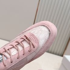 蕾丝拼皮面 JIMMY CHOO D周仰杰新款蕾丝面休闲运动鞋 值在線還超級舒適,不論是搭配牛仔褲走街頭 蕾丝拼皮面 JIMMY CHOO D周仰杰新款蕾丝面休闲运动鞋 值在線還超級舒適,不論是搭配牛仔褲走街頭