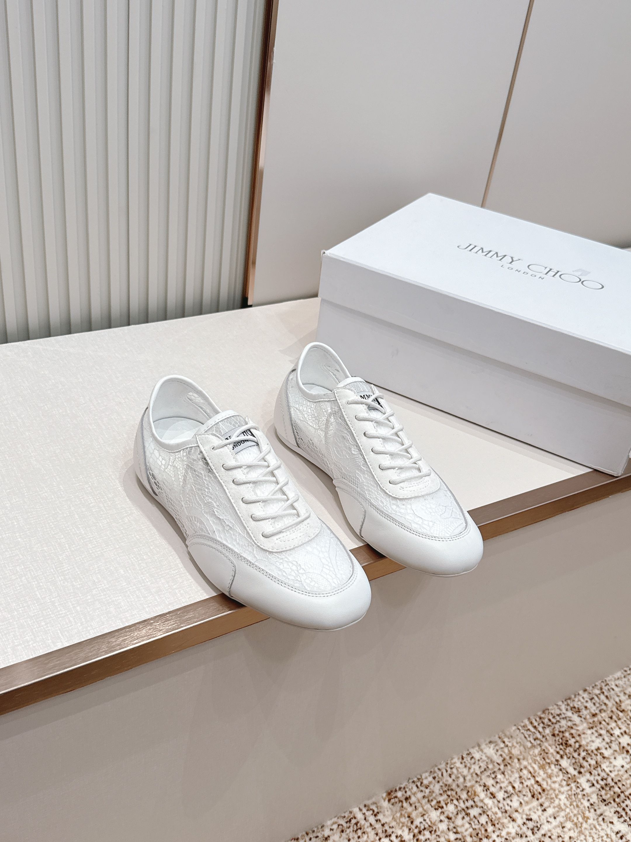NO:814701,The lace and leather JIMMY CHOO D Jimmy Choo's new lace casual sneakers are worth online and are super comfortable. Whether worn with jeans for street style or with a mini skirt for a sweet and cool style, they can be perfectly controlled. ~ Full marks for fashion and comfort, easy to hold in various scenes! The original large-soled casual white shoes are designed with the latest technology, with a strong three-dimensional effect and the fusion of multiple technologies, subverting fashion and super stylish! The combination is super beautiful. The original version is 1:1, versatile and trendy, and can be salty or sweet! New layout, cowhide and lace, sheepskin lining, original outsole, Size 35-39 (40 customized, non-returnable), casual shoes/sports shoes, jimmy choo, sneakers, skirts, cowhide, sheepskin19860909出 蕾丝拼皮面 JIMMY CHOO D周仰杰新款蕾丝面休闲运动鞋 值在線還超級舒適,不論是搭配牛仔褲走街頭風,還是配小裙子走甜酷風,都能完美駕馭.~時尚度和舒適度雙滿分,輕鬆hold住各種出場景!原版大底休闲小白鞋,采用最新工艺设计,立体感强多种工艺融合一起,颠覆时尚,超级有型！搭配超美.原版一比一 百搭又潮流,可盐可甜！新版面 牛皮拼蕾丝面 羊皮内里 原版大底 Size35-39（40定制不退换）,休闲鞋/运动鞋,jimmy choo,sneakers,skirts,cowhide,sheepskin,Women's Shoes
