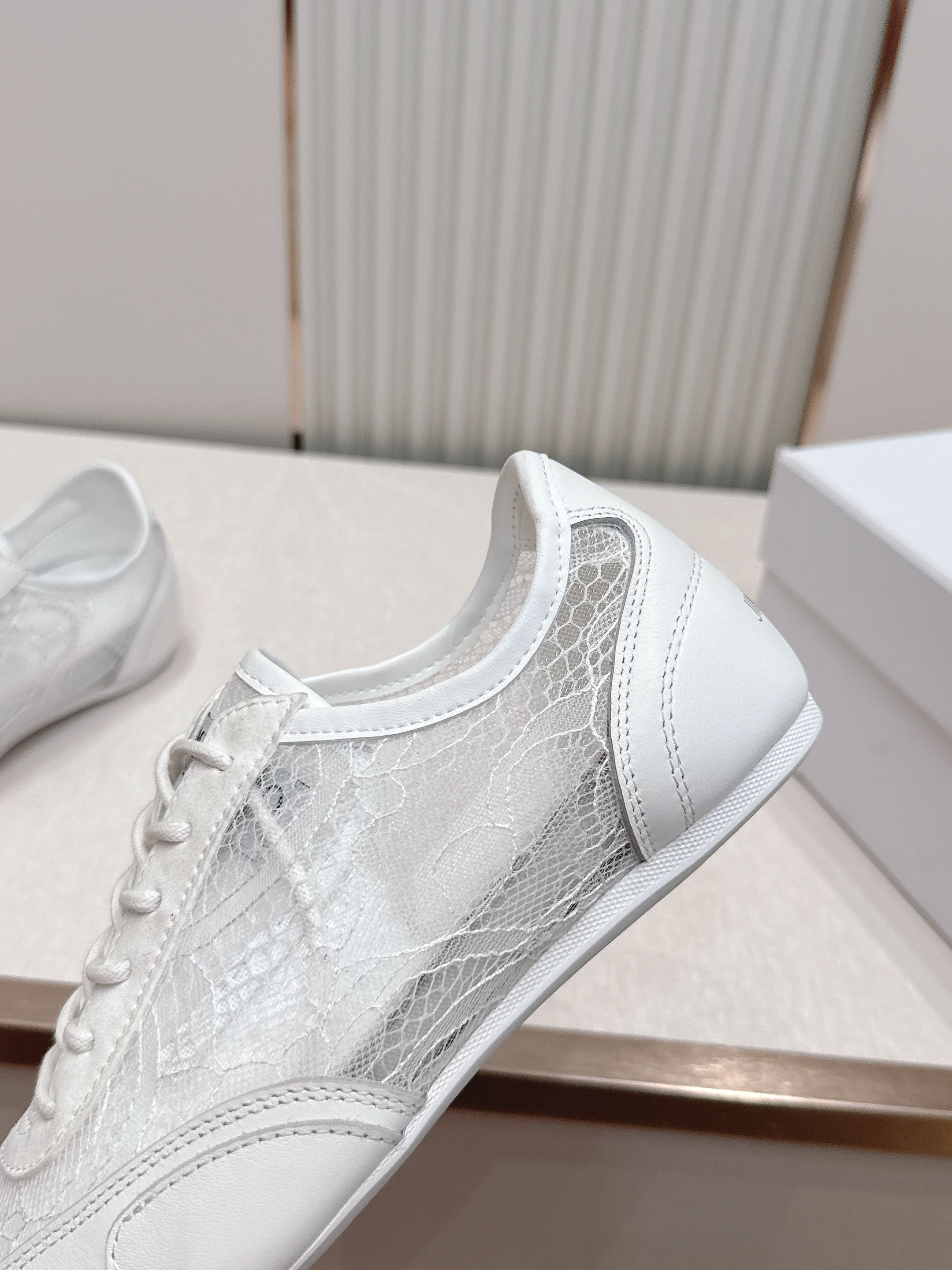 蕾丝拼皮面 JIMMY CHOO D周仰杰新款蕾丝面休闲运动鞋 值在線還超級舒適，不論是搭配牛仔褲走街頭