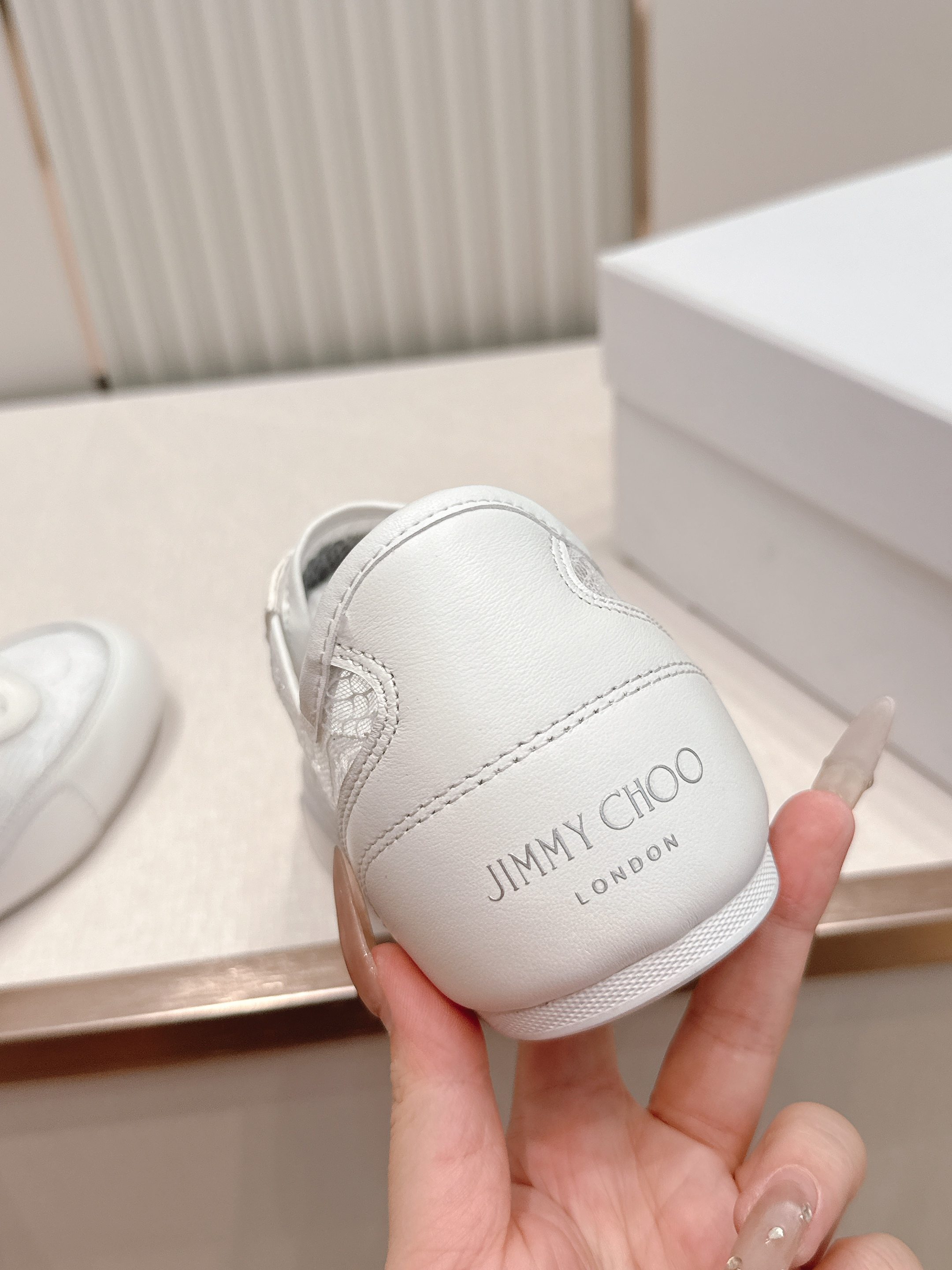 蕾丝拼皮面 JIMMY CHOO D周仰杰新款蕾丝面休闲运动鞋 值在線還超級舒適，不論是搭配牛仔褲走街頭