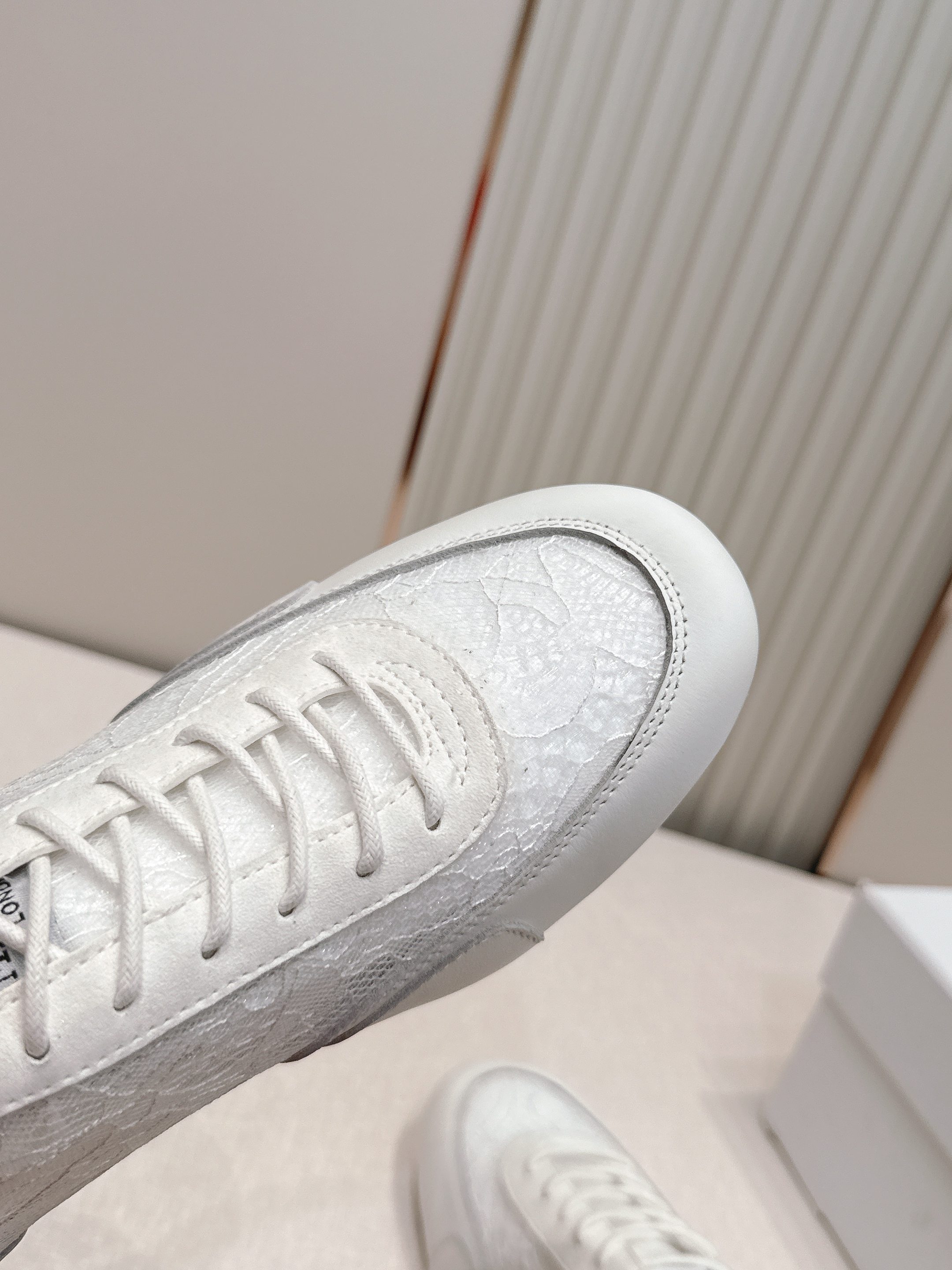 蕾丝拼皮面 JIMMY CHOO D周仰杰新款蕾丝面休闲运动鞋 值在線還超級舒適，不論是搭配牛仔褲走街頭