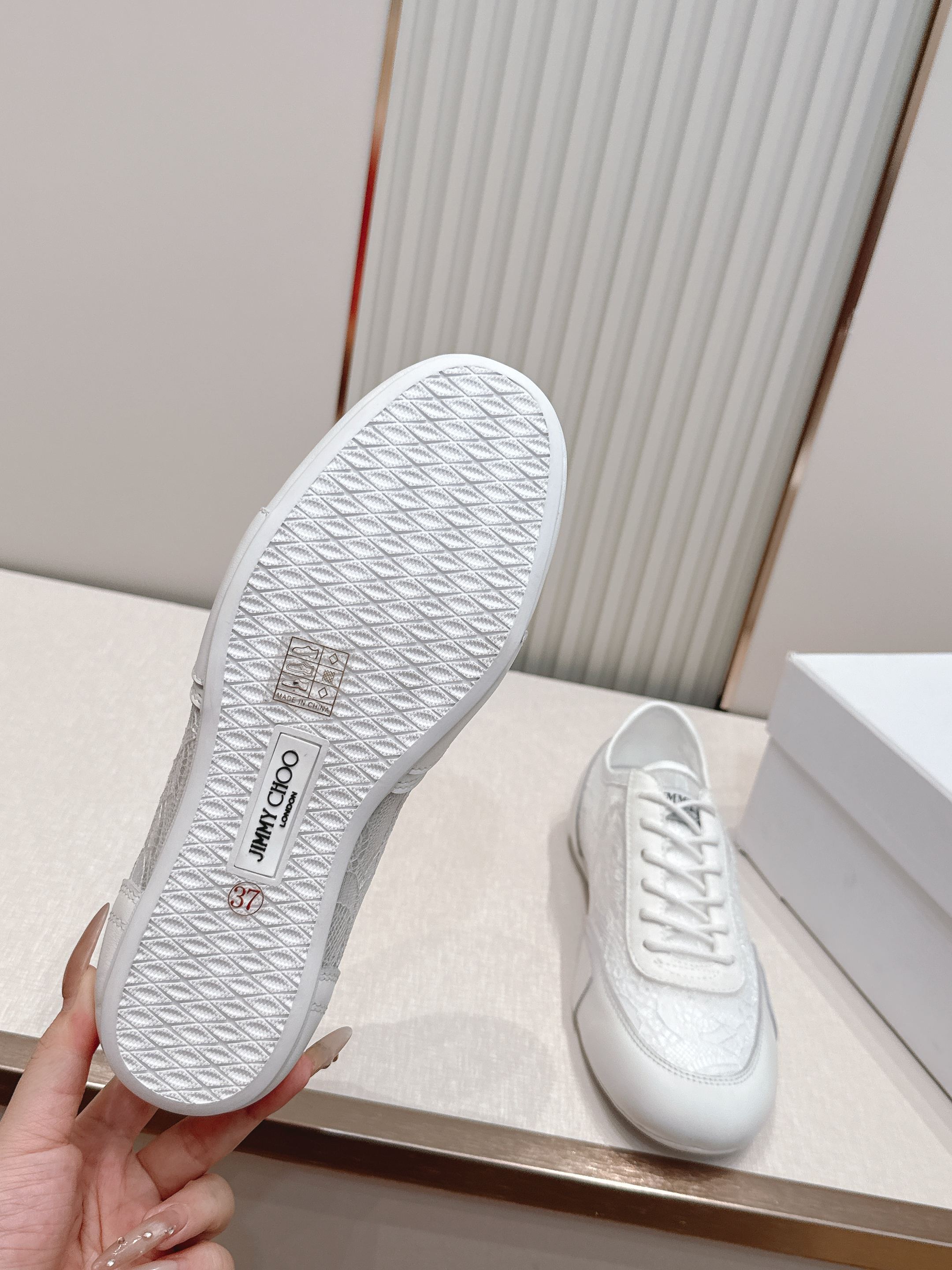 蕾丝拼皮面 JIMMY CHOO D周仰杰新款蕾丝面休闲运动鞋 值在線還超級舒適，不論是搭配牛仔褲走街頭