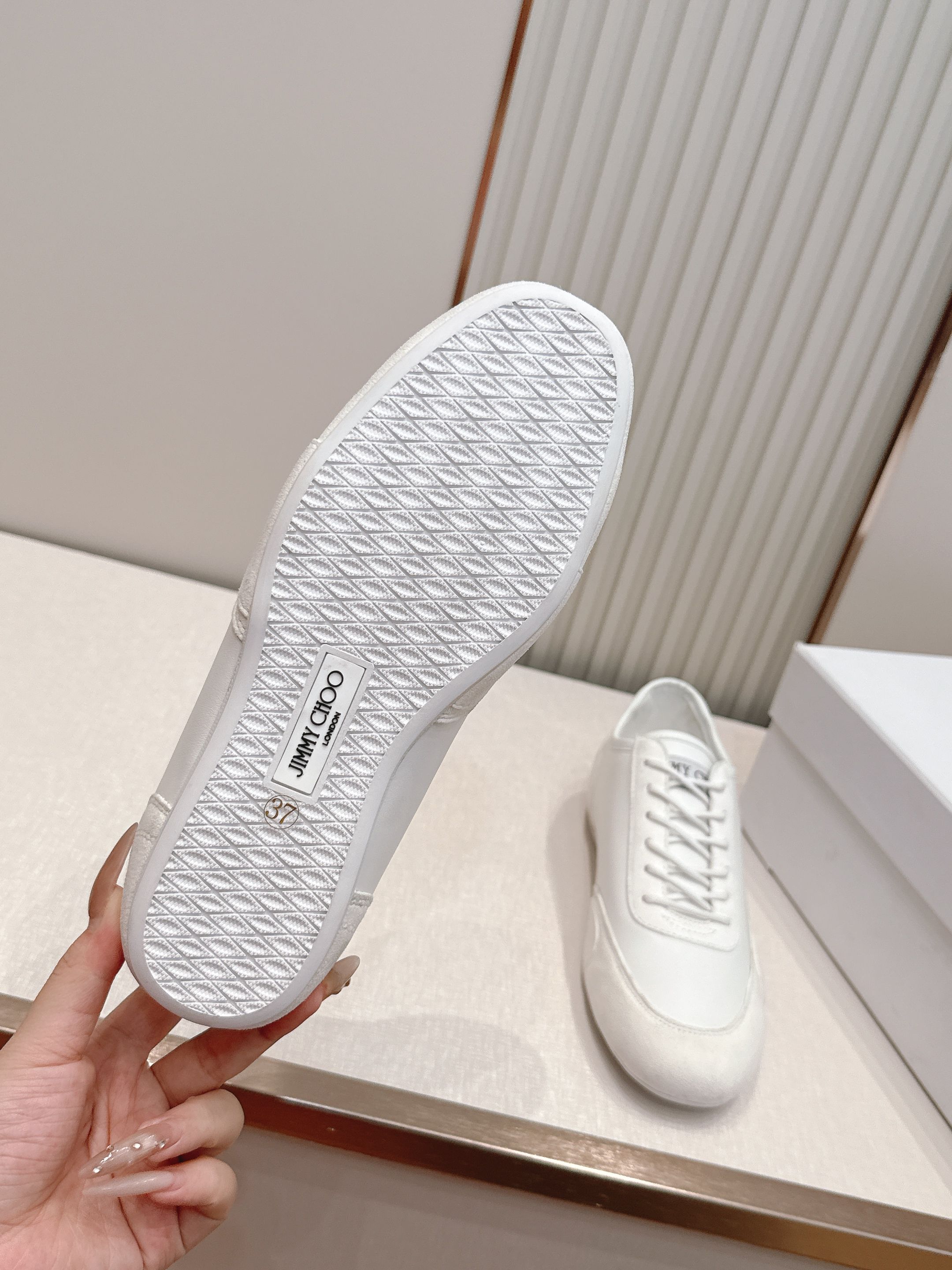 全皮面 JIMMY CHOO D周仰杰新款休闲运动鞋 值在線還超級舒適，不論是搭配牛仔褲走街頭風，還是配