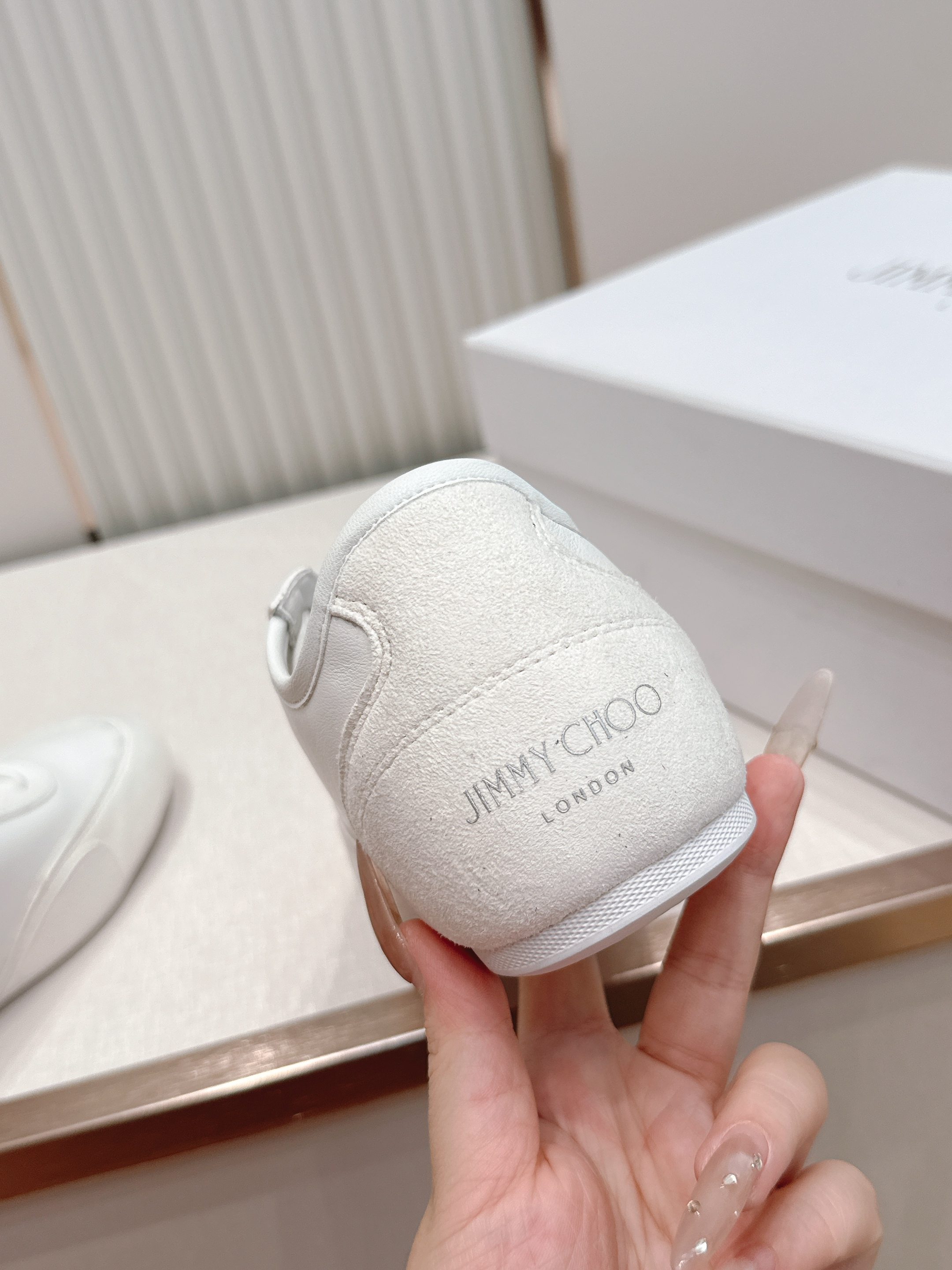 全皮面 JIMMY CHOO D周仰杰新款休闲运动鞋 值在線還超級舒適，不論是搭配牛仔褲走街頭風，還是配