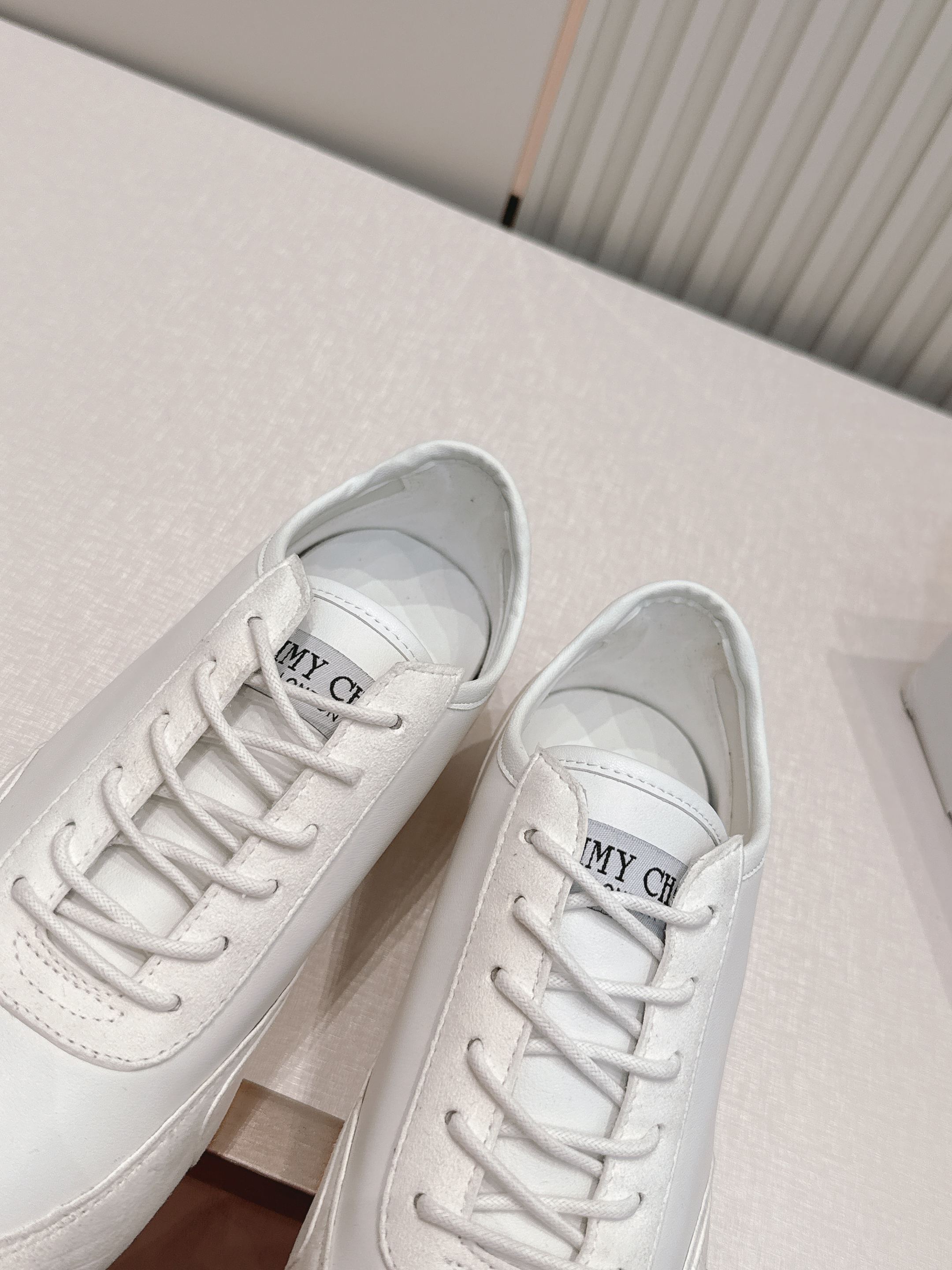 全皮面 JIMMY CHOO D周仰杰新款休闲运动鞋 值在線還超級舒適，不論是搭配牛仔褲走街頭風，還是配