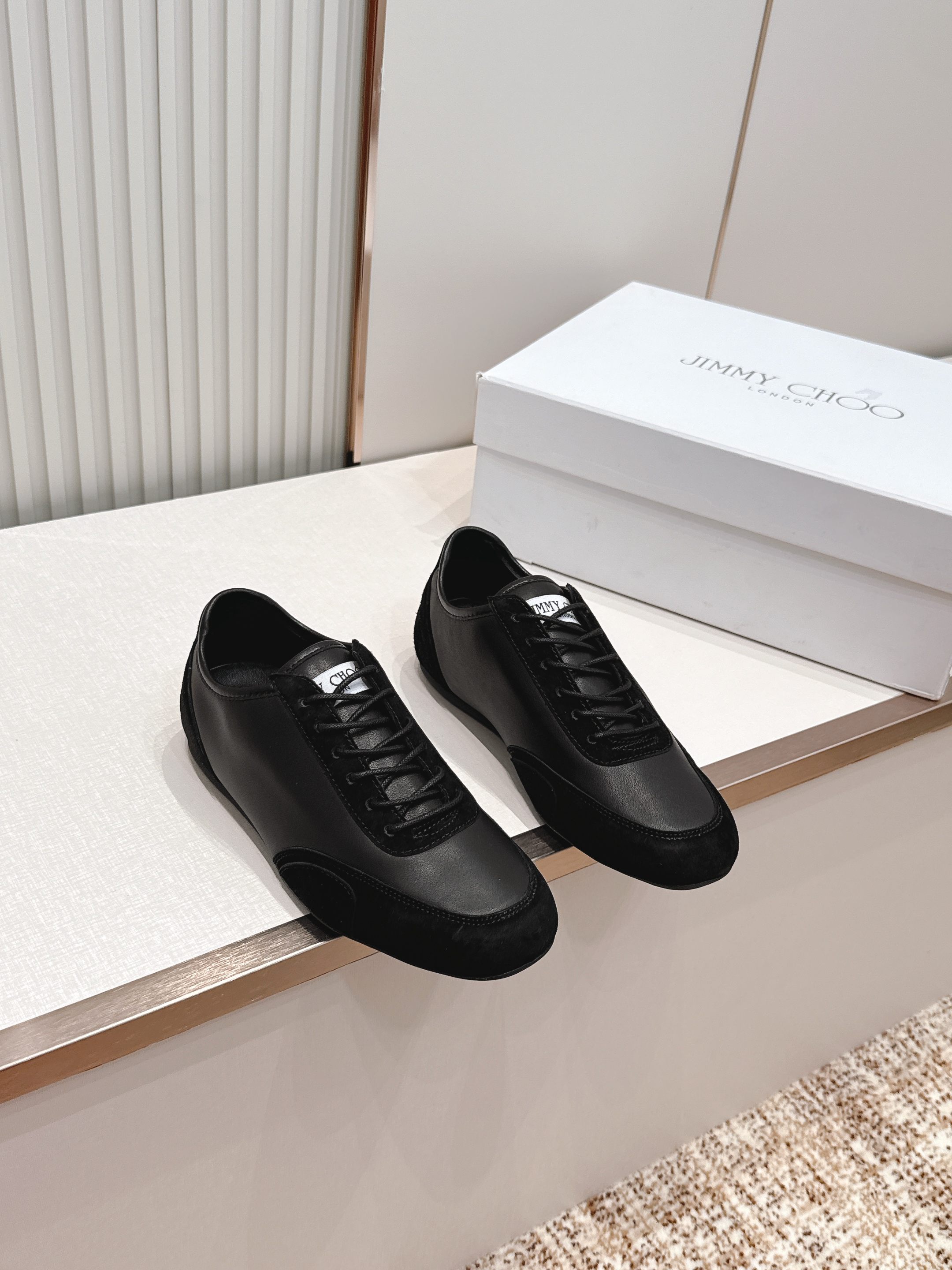 NO:814678,The full leather JIMMY CHOO D Jimmy Choo's new casual sneakers are worth online and are super comfortable. Whether worn with jeans for street style or with a mini skirt for sweet and cool style, they can be perfectly controlled. ~Full marks for fashion and comfort, easy to hold in various scenes! The original outsole casual white shoes are designed with the latest technology, with a strong three-dimensional effect and the integration of multiple technologies, subverting fashion and super stylish! The combination is super beautiful. The original version is 1:1, versatile and trendy, and can be salty or sweet! New layout, cowhide surface, sheepskin lining, original outsole Size35-39 (40 customization is not returnable), casual shoes/sports shoes, jimmy choo, sneakers, skirts, cowhide, sheepskin19860909出 全皮面 JIMMY CHOO D周仰杰新款休闲运动鞋 值在線還超級舒適,不論是搭配牛仔褲走街頭風,還是配小裙子走甜酷風,都能完美駕馭.~時尚度和舒適度雙滿分,輕鬆hold住各種出場景!原版大底休闲小白鞋,采用最新工艺设计,立体感强多种工艺融合一起,颠覆时尚,超级有型！搭配超美.原版一比一 百搭又潮流,可盐可甜！新版面 牛皮面 羊皮内里 原版大底 Size35-39（40定制不退换）,休闲鞋/运动鞋,jimmy choo,sneakers,skirts,cowhide,sheepskin,Women's Shoes