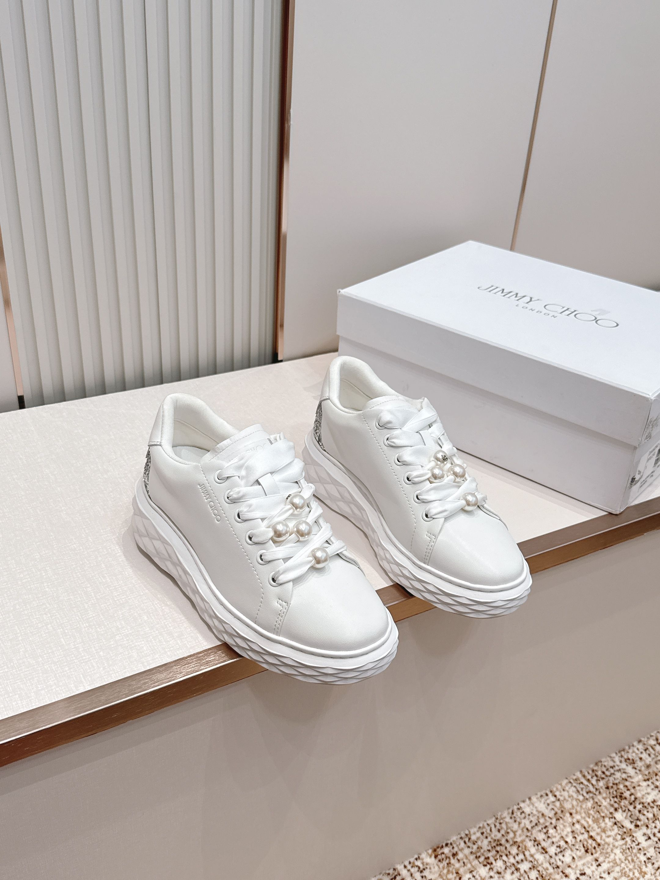 NO:814684,Pearl style JIMMYCHOO new casual shoes, white shoes, Diamond Light Maxi series casual shoes, made of smooth leather and coarse glitter powder material. The leather is soft and soft, and it feels very comfortable to wear it~ The ribbon shoelaces with pearl decoration and rhinestone butterfly flower decoration directly add to the sense of tenderness~ The glitter details on the heel make it look so beautiful when you walk!  Suitable for daily wear with jeans and small skirts. Material: cowhide. Nylon mesh lining. Size: 35-41. Original packaging, casual shoes/sneakers, jimmy choo, sneakers, skirts, jeans, cowhide19860909珍珠款 JIMMYCHOO 新款休闲鞋小白鞋 Diamond Light Maxi 系列休闲鞋 光滑皮革拼粗粒闪粉材质制作 皮质软乎乎的,穿上它的感觉特别舒适~ 缎带鞋带配珍珠装饰和水钻蝴蝶花装饰直接把温柔感拉满哦～后跟的闪片细节,走路时一闪一闪的超好看！ 日常配牛仔裤,小裙子都超合适 面料牛皮 内里尼龙网 码数35-41 原版包装,休闲鞋/运动鞋,jimmy choo,sneakers,skirts,jeans,cowhide,Women's Shoes