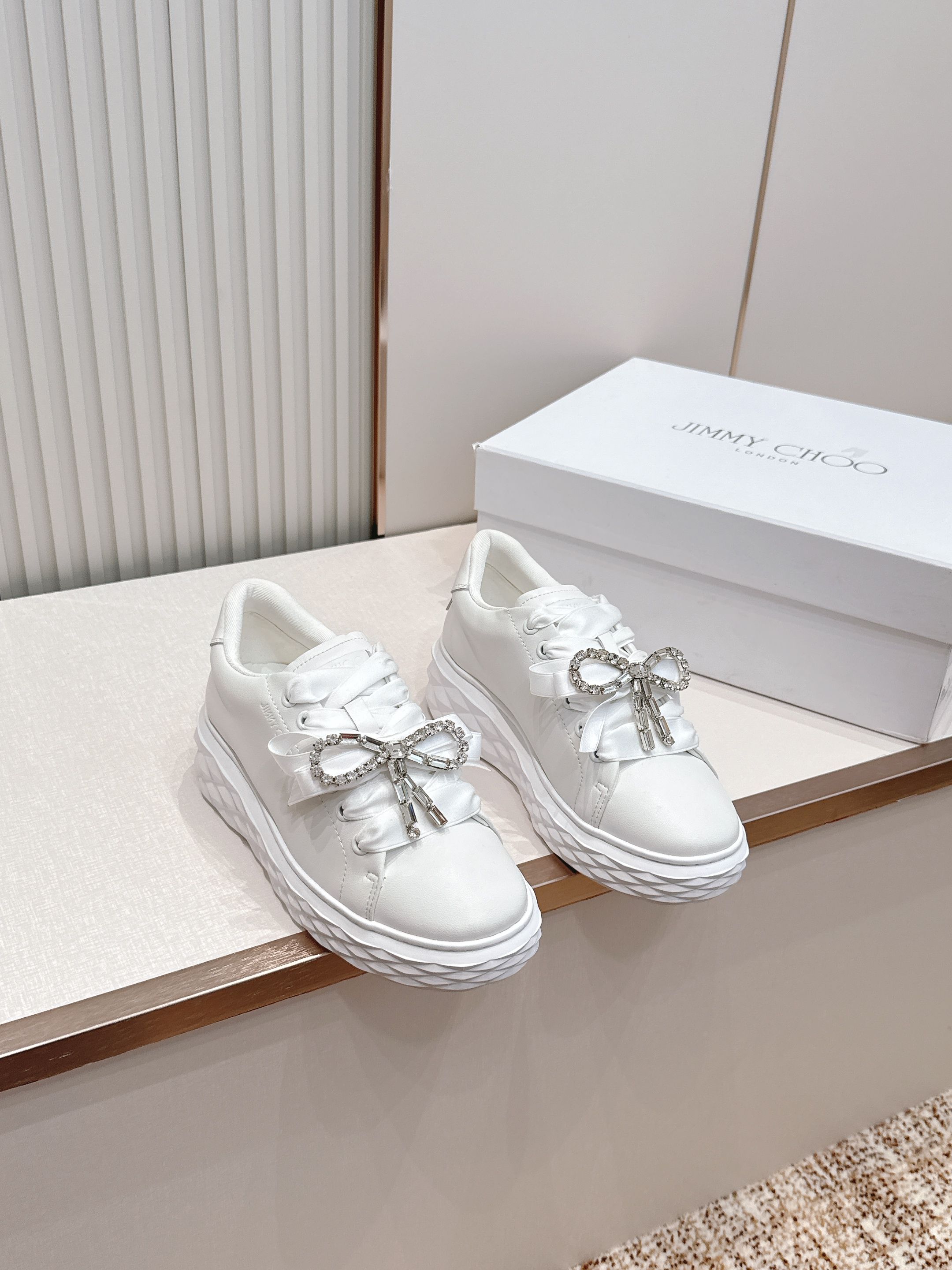 NO:814690,Bow-tie style JIMMYCHOO new casual shoes, white shoes, Diamond Light Maxi series casual shoes. Made of smooth leather and coarse glitter. The leather is soft and soft, and it feels particularly comfortable to wear. The ribbon shoelaces with pearl decoration and rhinestone butterfly flower decoration directly add to the sense of tenderness. The glitter details on the heel make it look so beautiful when you walk!  Suitable for daily wear with jeans and small skirts. Material: cowhide. Nylon mesh lining. Size: 35-41. Original packaging, casual shoes/sneakers, jimmy choo, sneakers, skirts, jeans, cowhide19860909蝴蝶结款 JIMMYCHOO 新款休闲鞋小白鞋 Diamond Light Maxi 系列休闲鞋 光滑皮革拼粗粒闪粉材质制作 皮质软乎乎的,穿上它的感觉特别舒适~ 缎带鞋带配珍珠装饰和水钻蝴蝶花装饰直接把温柔感拉满哦～后跟的闪片细节,走路时一闪一闪的超好看！ 日常配牛仔裤,小裙子都超合适 面料牛皮 内里尼龙网 码数35-41 原版包装,休闲鞋/运动鞋,jimmy choo,sneakers,skirts,jeans,cowhide,Women's Shoes