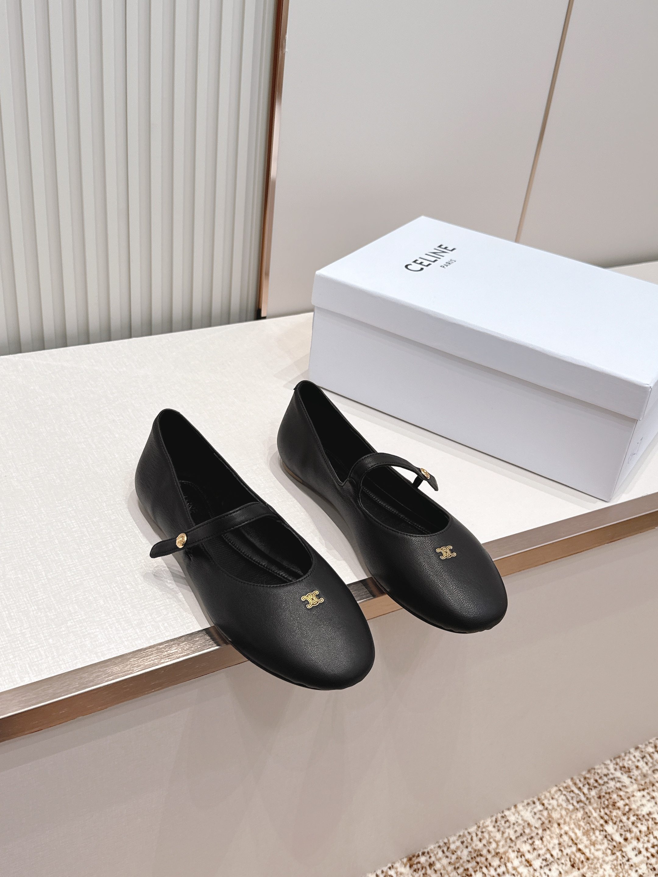 NO:814618,CELINE Celine 2026ss new Mary Jane flat shoes loafers single shoes Internet celebrity hot style is coming!  The major Internet celebrities are the first to experience it. Celine Internet celebrity's ins planting tool is very retro style and full of aura. The design style is very novel, high-end and very comfortable. The original version is customized one to one!  Absolutely the original order!  Fabric imported sheepskin, lining imported sheepskin, outsole Italian genuine leather outsole Size35-40 (40 customized, non-returnable), ballet shoes, celine, celine, loafers, mary jane, flats, sheepskin, Leather soles19860909出 CELINE 赛琳 2026ss新款玛丽珍平底鞋乐福鞋单鞋 网红爆款来袭！各大网红抢先体验、Celine网红ins种草神器、非常复古风、气场十足单品、设计风格非常新颖、高档且非常舒适.原版一比一定制！绝对原单做法！ 面料进口羊皮 内里进口羊皮 大底意大利真皮大底 Size35-40（40定做不退换）,芭蕾舞鞋,celine,celine,loafers,mary jane,flats,sheepskin,Leather soles,Women's Shoes