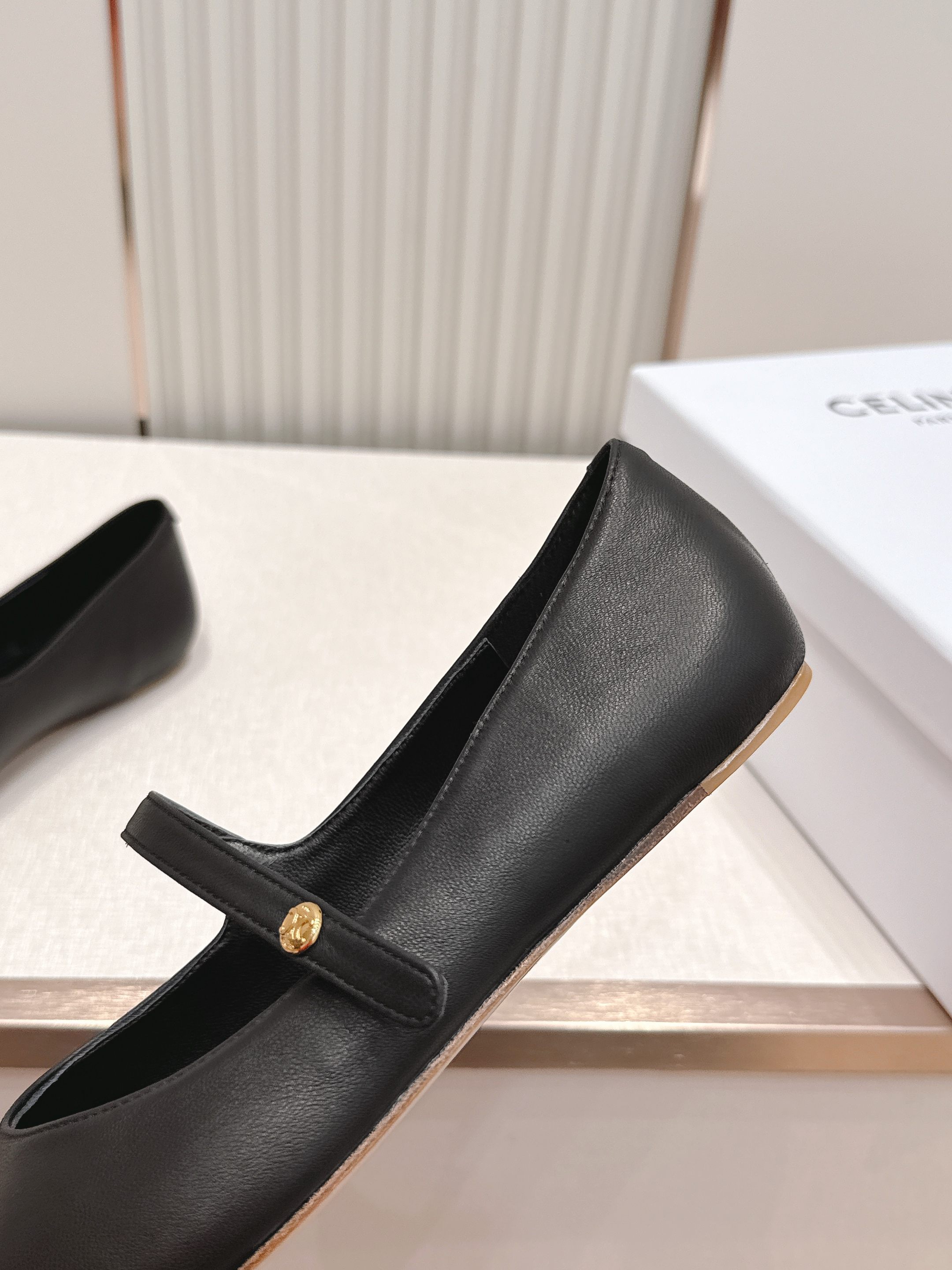 CELINE 赛琳 2026ss新款玛丽珍平底鞋乐福鞋单鞋网红爆款来袭！各大网红抢先体验、Celine网