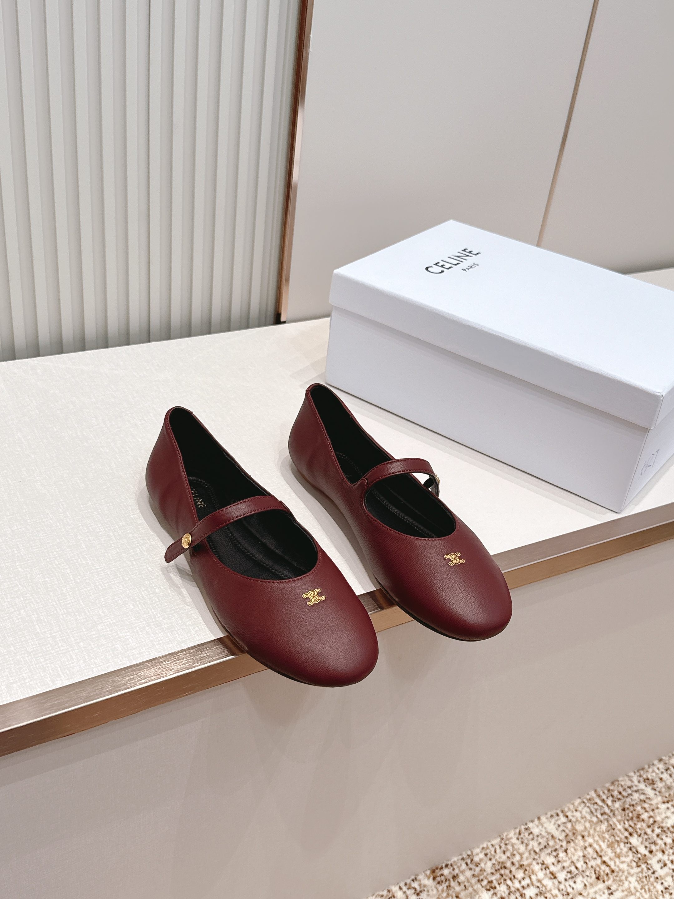 NO:814623,CELINE Celine 2026ss new Mary Jane flat shoes loafers single shoes Internet celebrity hot style is coming!  The major Internet celebrities are the first to experience it. Celine Internet celebrity's ins planting tool is very retro style and full of aura. The design style is very novel, high-end and very comfortable. The original version is customized one to one!  Absolutely the original order!  Fabric imported sheepskin, lining imported sheepskin, outsole Italian genuine leather outsole Size35-40 (40 customized, non-returnable), ballet shoes, celine, celine, loafers, mary jane, flats, sheepskin, Leather soles19860909出 CELINE 赛琳 2026ss新款玛丽珍平底鞋乐福鞋单鞋 网红爆款来袭！各大网红抢先体验、Celine网红ins种草神器、非常复古风、气场十足单品、设计风格非常新颖、高档且非常舒适.原版一比一定制！绝对原单做法！ 面料进口羊皮 内里进口羊皮 大底意大利真皮大底 Size35-40（40定做不退换）,芭蕾舞鞋,celine,celine,loafers,mary jane,flats,sheepskin,Leather soles,Women's Shoes
