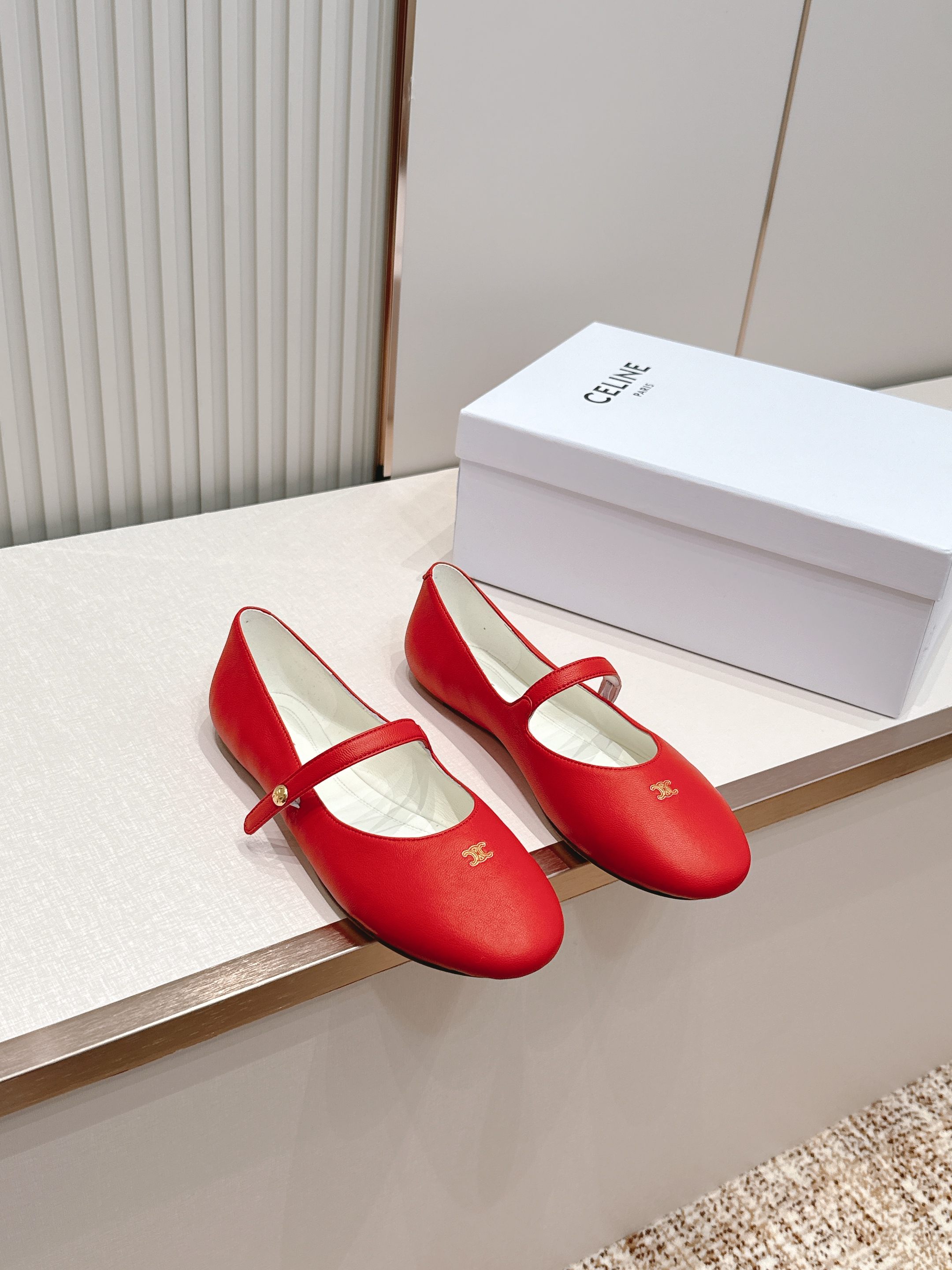 NO:819402,, CELINE Celine 2026ss new Mary Jane flat shoes loafers single shoes Internet celebrity hot model is coming!  The major Internet celebrities are the first to experience it. Celine Internet celebrity's ins planting tool is very retro style and full of aura. The design style is very novel, high-end and very comfortable. The original version is customized one to one!  Absolutely the original order!  Fabric imported sheepskin, lining imported sheepskin, outsole Italian genuine leather outsole Size35-40 (40 customized, non-refundable), single shoes, celine, celine, loafers, mary jane, flats, sheepskin, Leather soles19860909,CELINE 赛琳 2026ss新款玛丽珍平底鞋乐福鞋单鞋 网红爆款来袭！各大网红抢先体验、Celine网红ins种草神器、非常复古风、气场十足单品、设计风格非常新颖、高档且非常舒适.原版一比一定制！绝对原单做法！ 面料进口羊皮 内里进口羊皮 大底意大利真皮大底 Size35-40（40定做不退换）,单鞋,celine,celine,loafers,mary jane,flats,sheepskin,Leather soles,Women's Shoes