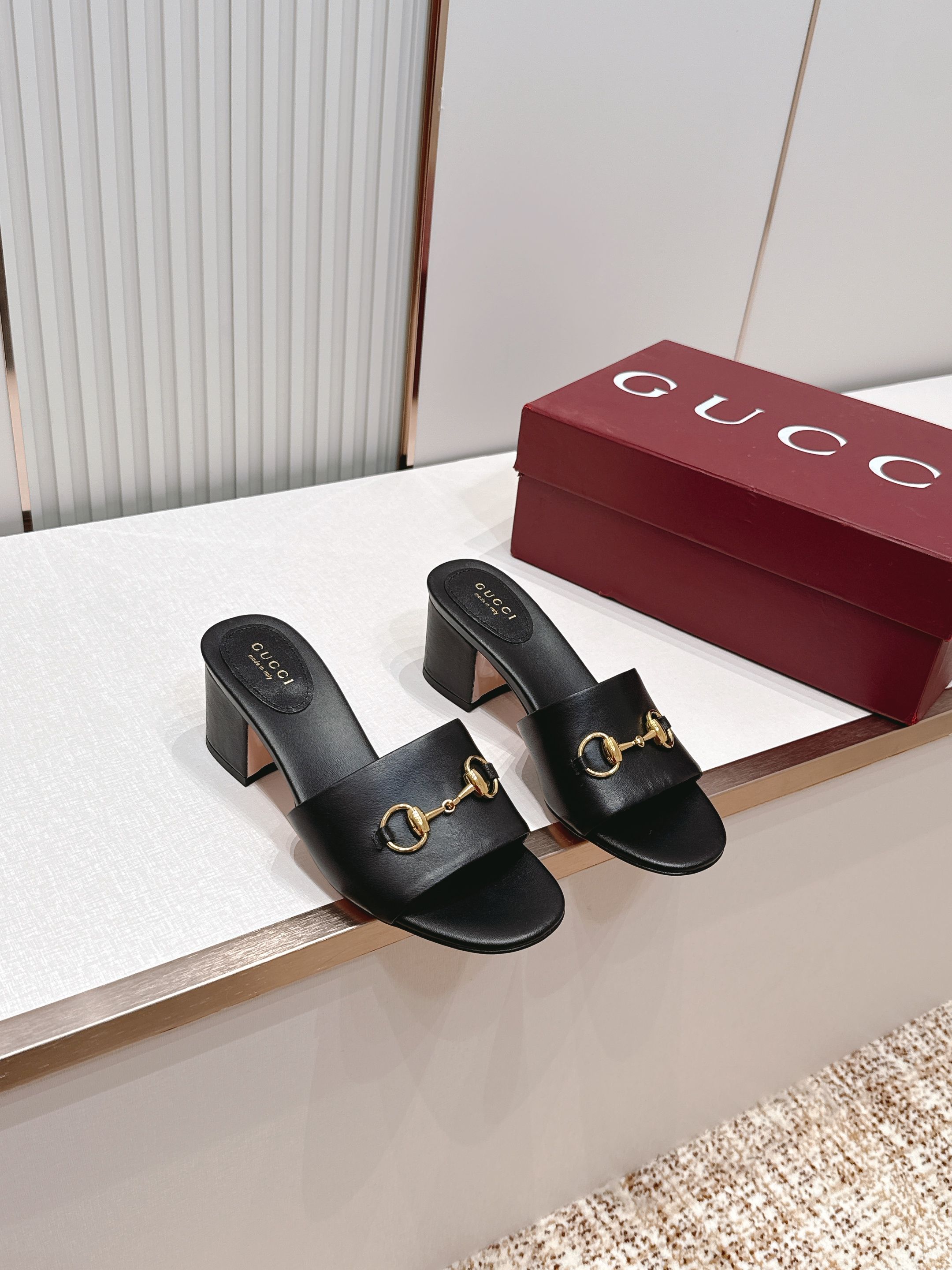 Gucci古驰 2026春夏新款 马衔金属扣 高跟拖鞋​​ 经典一字拖设计，粗跟结构，日常外穿或休闲都很