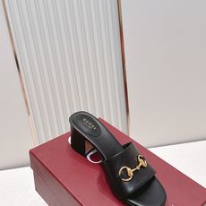 Gucci古驰 2026春夏新款 马衔金属扣 高跟拖鞋 经典一字拖设计,粗跟结构,日常外穿或休闲都很 Gucci古驰 2026春夏新款 马衔金属扣 高跟拖鞋 经典一字拖设计,粗跟结构,日常外穿或休闲都很