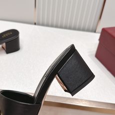 Gucci古驰 2026春夏新款 马衔金属扣 高跟拖鞋 经典一字拖设计,粗跟结构,日常外穿或休闲都很 Gucci古驰 2026春夏新款 马衔金属扣 高跟拖鞋 经典一字拖设计,粗跟结构,日常外穿或休闲都很