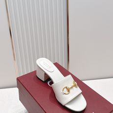 Gucci古驰 2026春夏新款 马衔金属扣 高跟拖鞋 经典一字拖设计,粗跟结构,日常外穿或休闲都很 Gucci古驰 2026春夏新款 马衔金属扣 高跟拖鞋 经典一字拖设计,粗跟结构,日常外穿或休闲都很