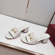 Gucci古驰 2026春夏新款 马衔金属扣 高跟拖鞋 经典一字拖设计,粗跟结构,日常外穿或休闲都很 Gucci古驰 2026春夏新款 马衔金属扣 高跟拖鞋 经典一字拖设计,粗跟结构,日常外穿或休闲都很