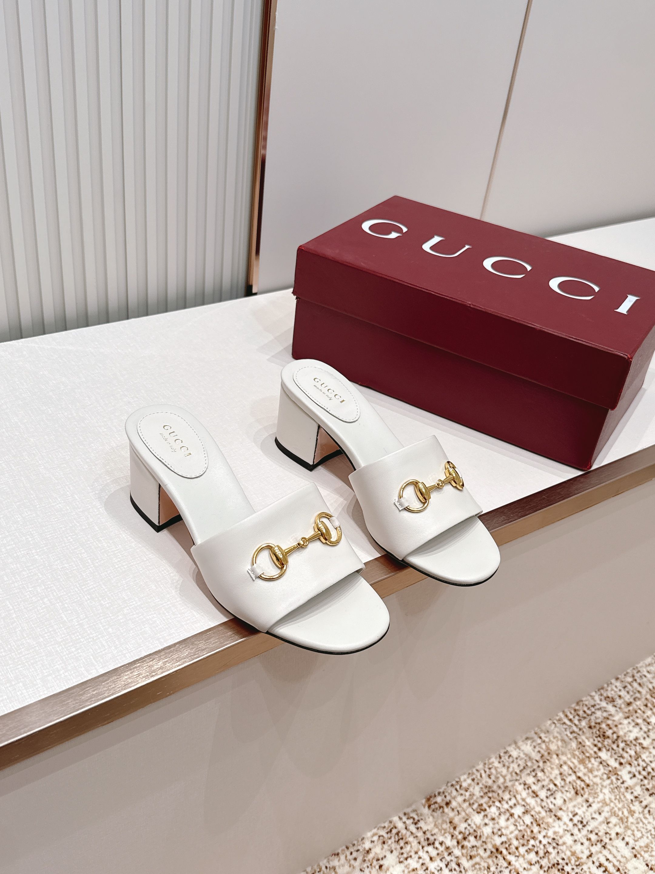 Gucci古驰 2026春夏新款 马衔金属扣 高跟拖鞋​​ 经典一字拖设计，粗跟结构，日常外穿或休闲都很