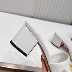 Gucci古驰 2026春夏新款 马衔金属扣 高跟拖鞋 经典一字拖设计,粗跟结构,日常外穿或休闲都很 Gucci古驰 2026春夏新款 马衔金属扣 高跟拖鞋 经典一字拖设计,粗跟结构,日常外穿或休闲都很