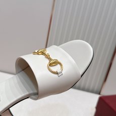 Gucci古驰 2026春夏新款 马衔金属扣 高跟拖鞋 经典一字拖设计,粗跟结构,日常外穿或休闲都很 Gucci古驰 2026春夏新款 马衔金属扣 高跟拖鞋 经典一字拖设计,粗跟结构,日常外穿或休闲都很