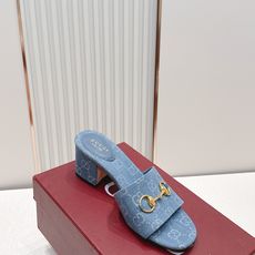Gucci古驰 2026春夏新款 马衔金属扣 高跟拖鞋 经典一字拖设计,粗跟结构,日常外穿或休闲都很 Gucci古驰 2026春夏新款 马衔金属扣 高跟拖鞋 经典一字拖设计,粗跟结构,日常外穿或休闲都很