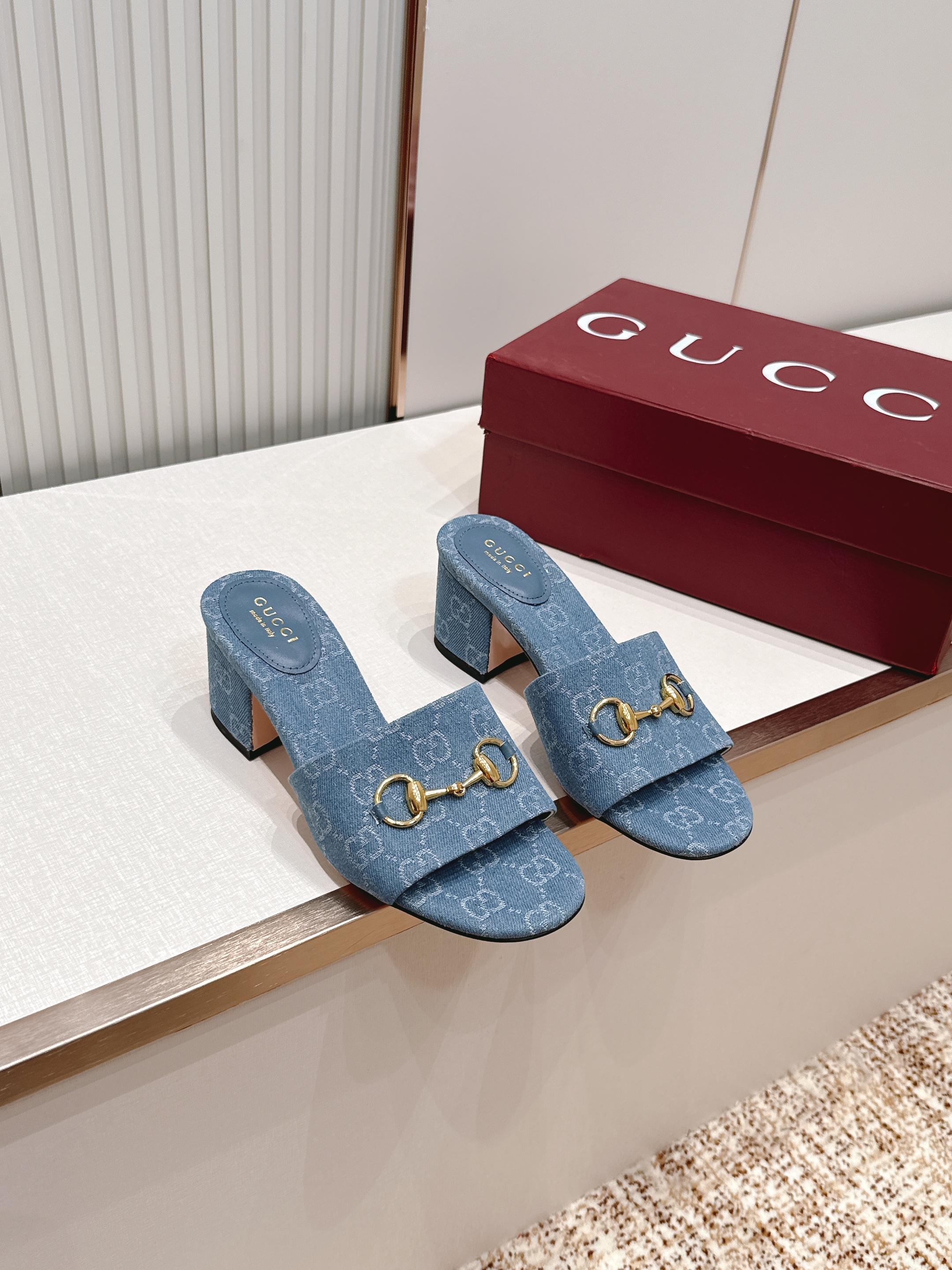 Gucci古驰 2026春夏新款 马衔金属扣 高跟拖鞋​​ 经典一字拖设计，粗跟结构，日常外穿或休闲都很