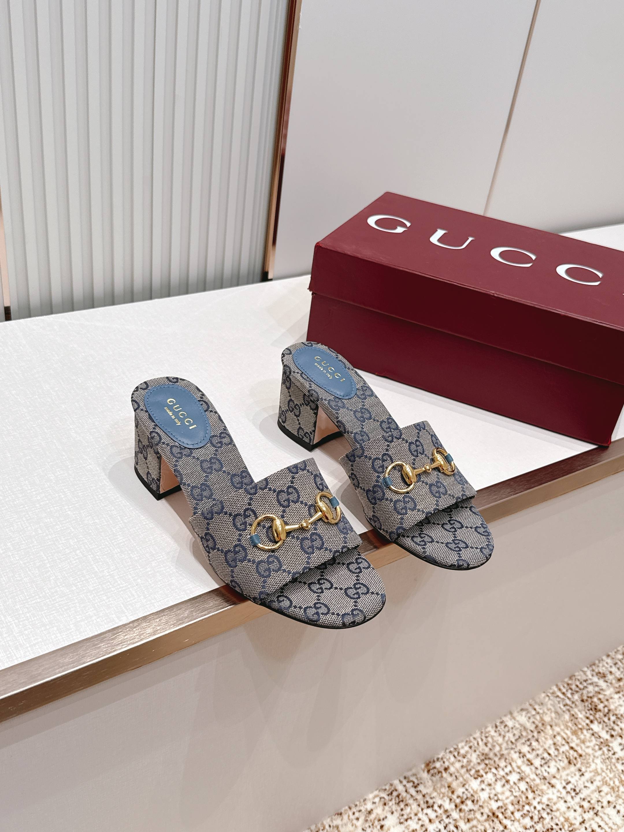 Gucci古驰 2026春夏新款 马衔金属扣 高跟拖鞋​​ 经典一字拖设计，粗跟结构，日常外穿或休闲都很