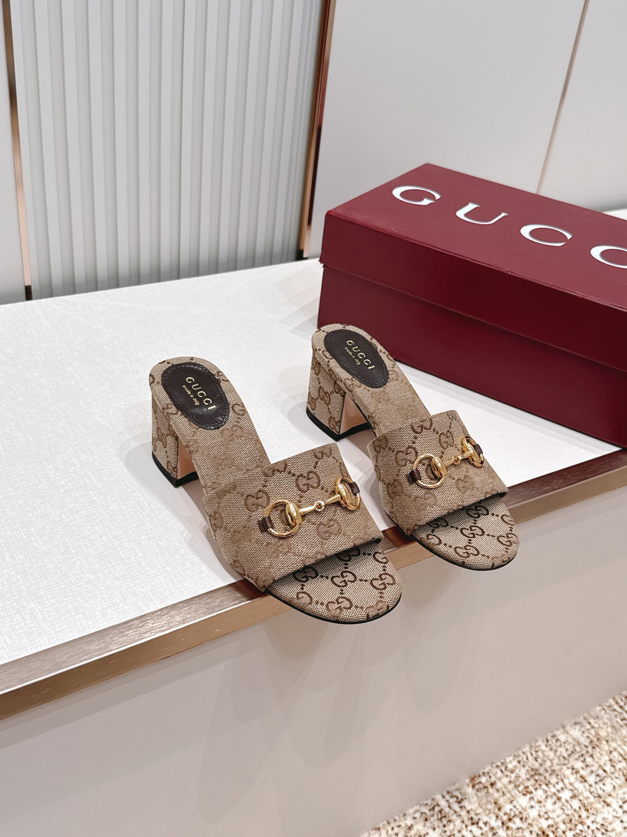 Gucci古驰 2026春夏新款 马衔金属扣 高跟拖鞋​​ 经典一字拖设计，粗跟结构，日常外穿或休闲都很