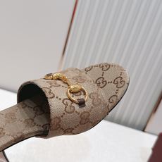 Gucci古驰 2026春夏新款 马衔金属扣 高跟拖鞋 经典一字拖设计,粗跟结构,日常外穿或休闲都很 Gucci古驰 2026春夏新款 马衔金属扣 高跟拖鞋 经典一字拖设计,粗跟结构,日常外穿或休闲都很