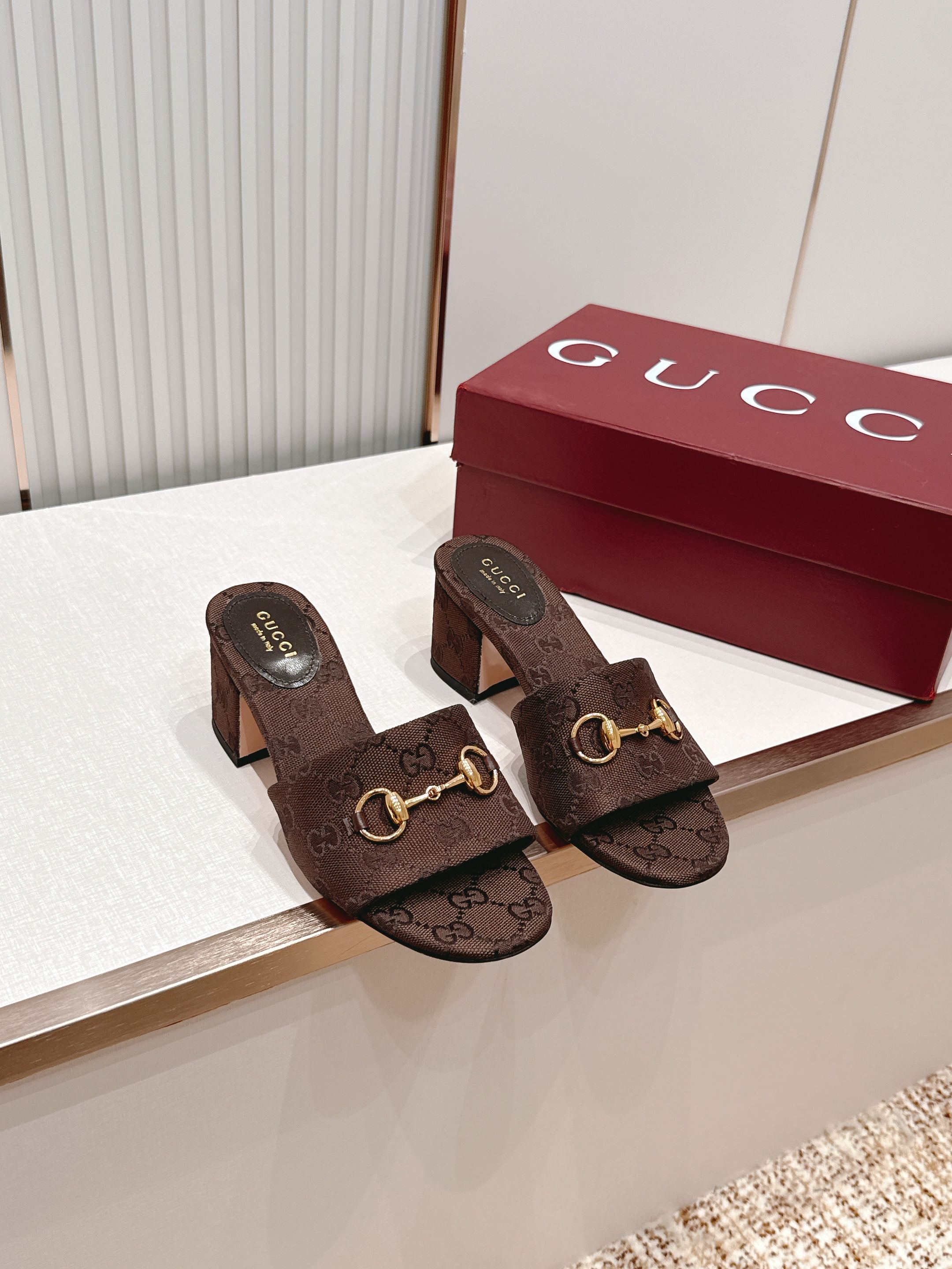 NO:814658,Out of Gucci 2026 Spring and Summer New Style Horsebit Metal Buckle High-heeled Slippers Classic flip-flop design, thick heel structure, very comfortable for daily wear or leisure. Can be easily used for commuting and vacation~ Retro style, versatile skirts, jeans, easily enhance the sense of style, it is a practical and fashionable fashion item!  Cowhide/original denim presbyopia, sheepskin lining, leather outsole Size 35-39 (34.40.41.42 custom-made, non-returnable), slippers, gucci, gucci, slippers, skirts, jeans, cowhide, sheepskin, Leather soles19860909出 Gucci古驰 2026春夏新款 马衔金属扣 高跟拖鞋 经典一字拖设计,粗跟结构,日常外穿或休闲都很舒适.通勤、度假都能轻松驾驭～ 复古风格,百搭裙装、牛仔裤,轻松提升造型感,是实用又时髦的时尚单品！ 牛皮/原版牛仔老花 羊皮内里 真皮大底 Size 35-39（34.40.41.42定做不退换）,拖鞋,gucci,gucci,slippers,skirts,jeans,cowhide,sheepskin,Leather soles,Women's Shoes