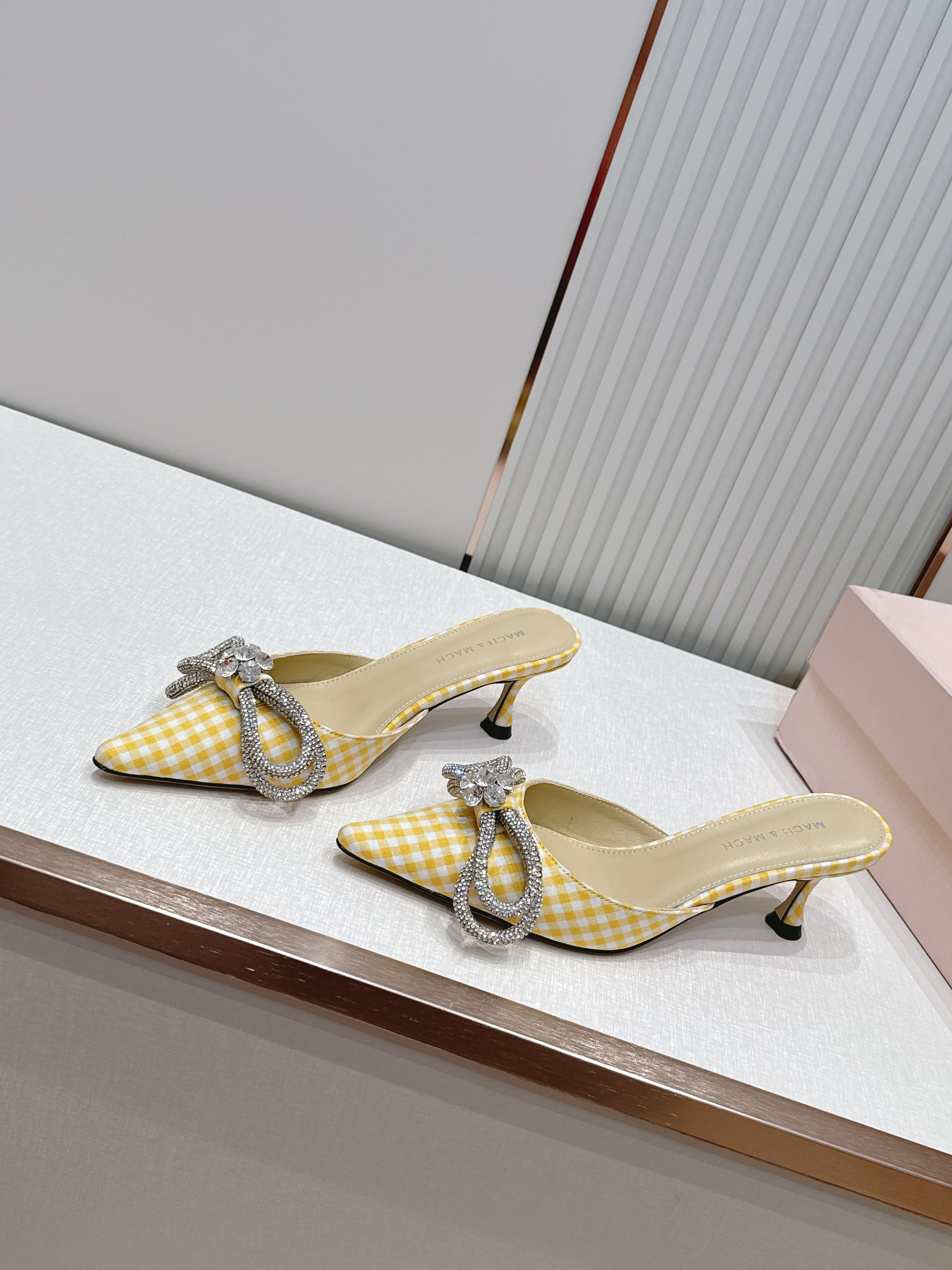 NO:814648,The slippers are Mach&Mach 26s new pointed-toe rhinestone back sandals. The slippers are beautiful and cute. The pearl bow and winding design make you stand out in the crowd. Paired with any blingbling fairy skirt, it will be the focus. Wearing it will be a Disney princess on the run ~ The fabric is original custom-made plaid cloth with bow hot-drilling process. Original custom-made sheepskin lining. Original custom-made sheepskin sole. Original custom-made leather sole. Heel height 6.5cm.  Size 35-39 (40.41. Customization is non-returnable) Original full packaging, high heels and slippers, sandals, high heels, slippers, skirts, sheepskin19860909拖鞋出 Mach&Mach 26s新款尖头水钻后空凉鞋 拖鞋 又美又嗲、珍珠蝴蝶结加缠绕式设计让你在人群中一眼出挑 搭配任何一件blingbling的仙女裙都是焦点,穿上它就是迪士尼在逃公主～ 面料原版定制格子布蝴蝶结烫钻工艺 内里原版定制羊皮 垫脚原版定制羊皮 大底: 原版定制真皮底 跟高6.5cm 码数35-39（40.41.定制不退换） 包装原版全套包装,高跟鞋拖鞋,sandals,high heels,slippers,skirts,sheepskin,Women's Shoes