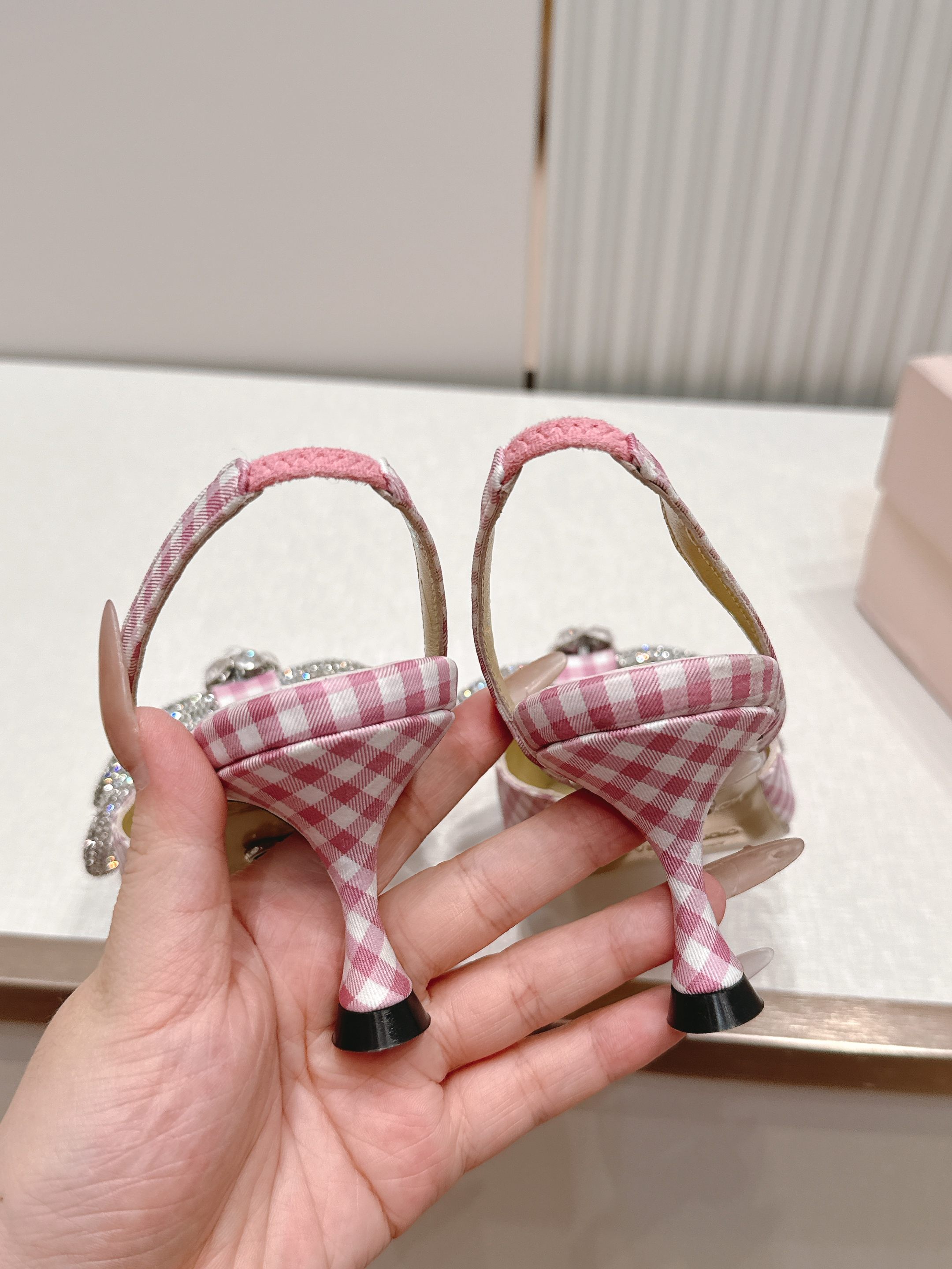 凉鞋 Mach&Mach 26s新款尖头水钻后空凉鞋 拖鞋又美又嗲、珍珠蝴蝶结加缠绕式设计让你在人群中一 凉鞋 Mach&Mach 26s新款尖头水钻后空凉鞋 拖鞋又美又嗲、珍珠蝴蝶结加缠绕式设计让你在人群中一